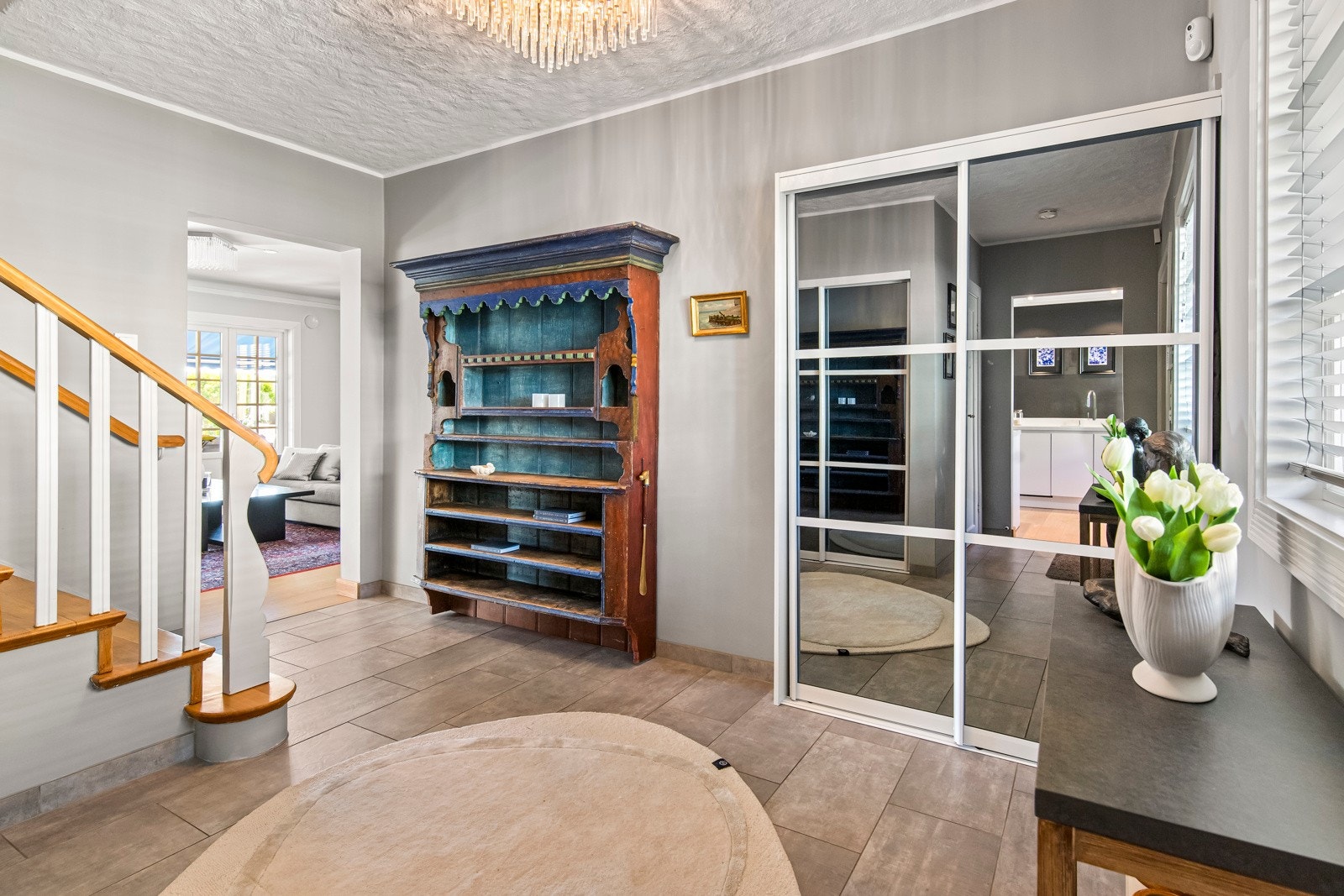 Yttertøy, sko og annet utstyr ryddes enkelt bort i de to plassbygde skyvedørsgarderobene med speilfronter, som både er praktiske og stilige. Dette er et hjem som virkelig setter standarden for kvalitet og komfort! Galleribilde