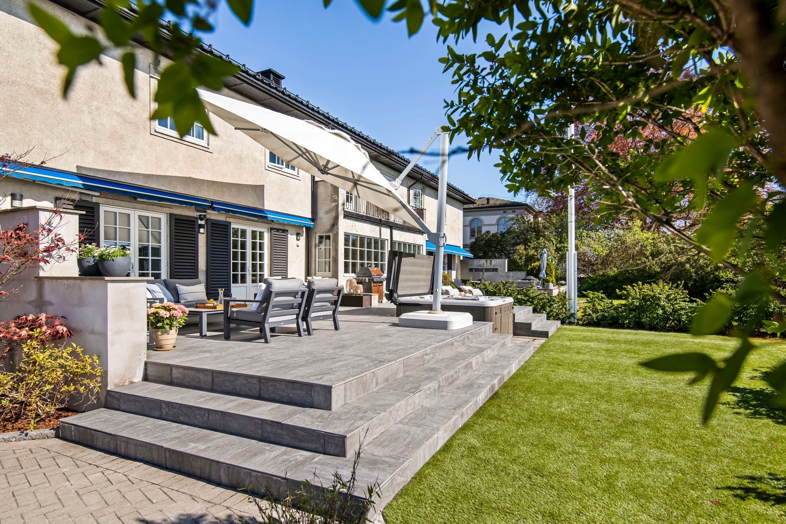 Bedre beliggenhet i Tønsberg skal det letes lenge etter - helt nede ved Byfjorden med fantastisk, fri utsikt og upåklagelige solforhold. Galleribilde