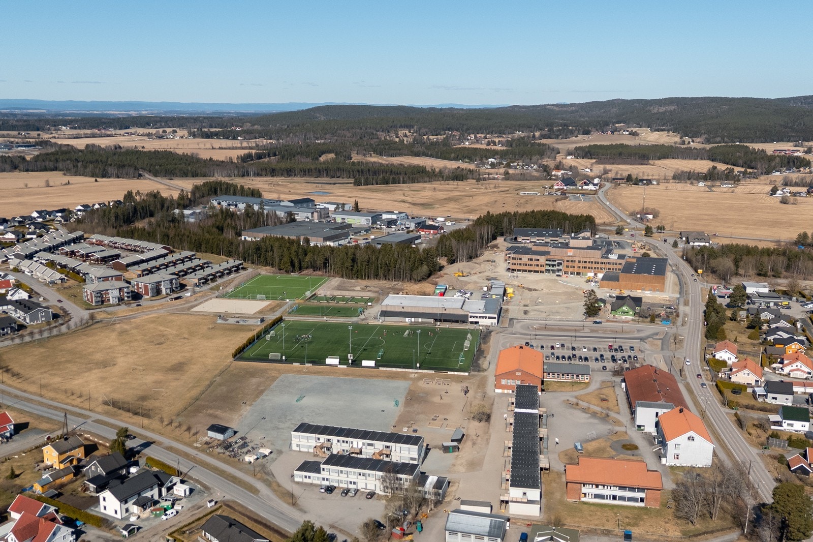 Det er kort vei til skoler, idrettsanlegg, golfbane, turstier, skiløyper, m.m. Galleribilde