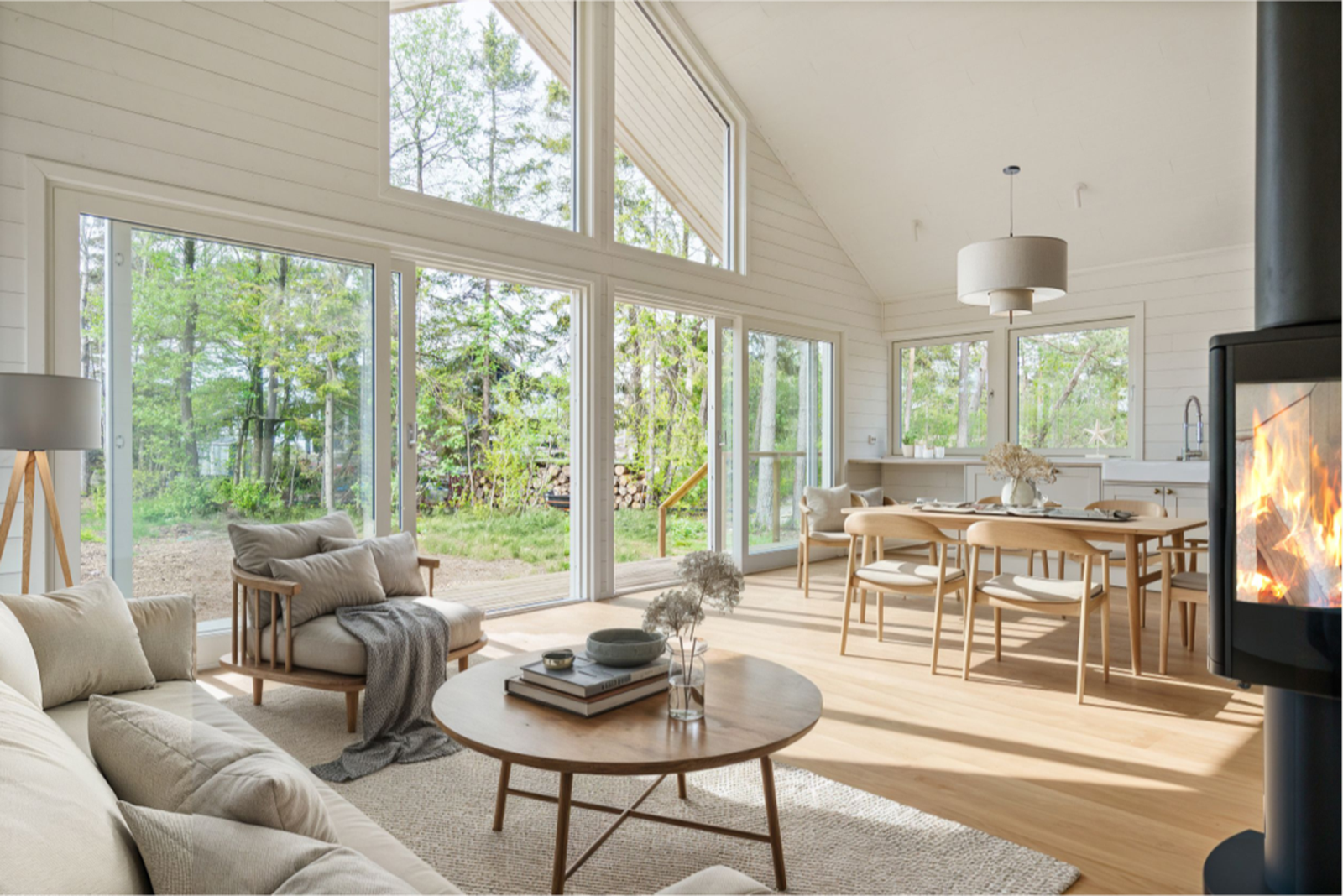 Store glassflater gir mye lys. Bildet er digitalt redigert. Galleribilde