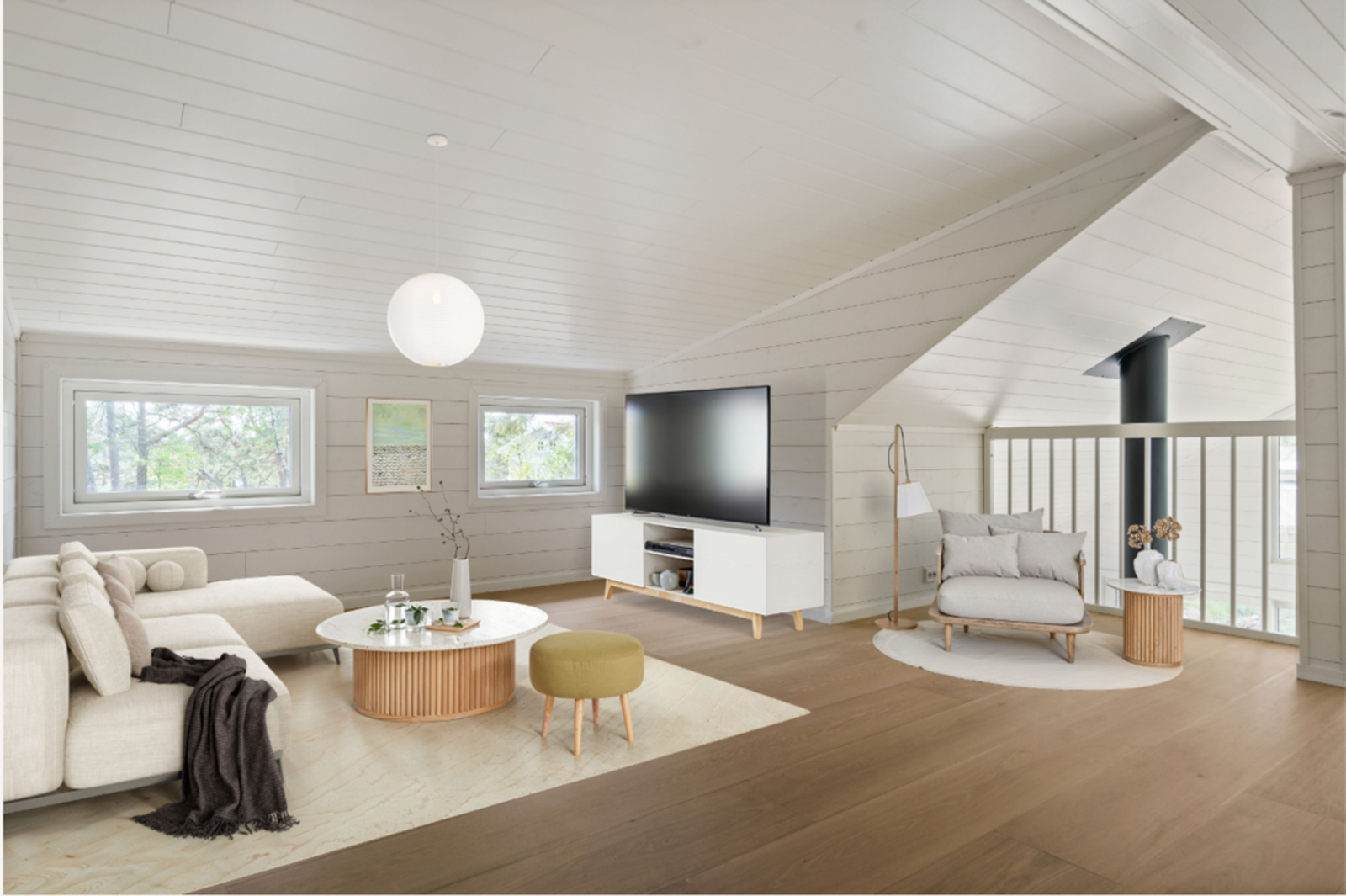 Romslig loftstue. Bildet er digitalt redigert. Galleribilde