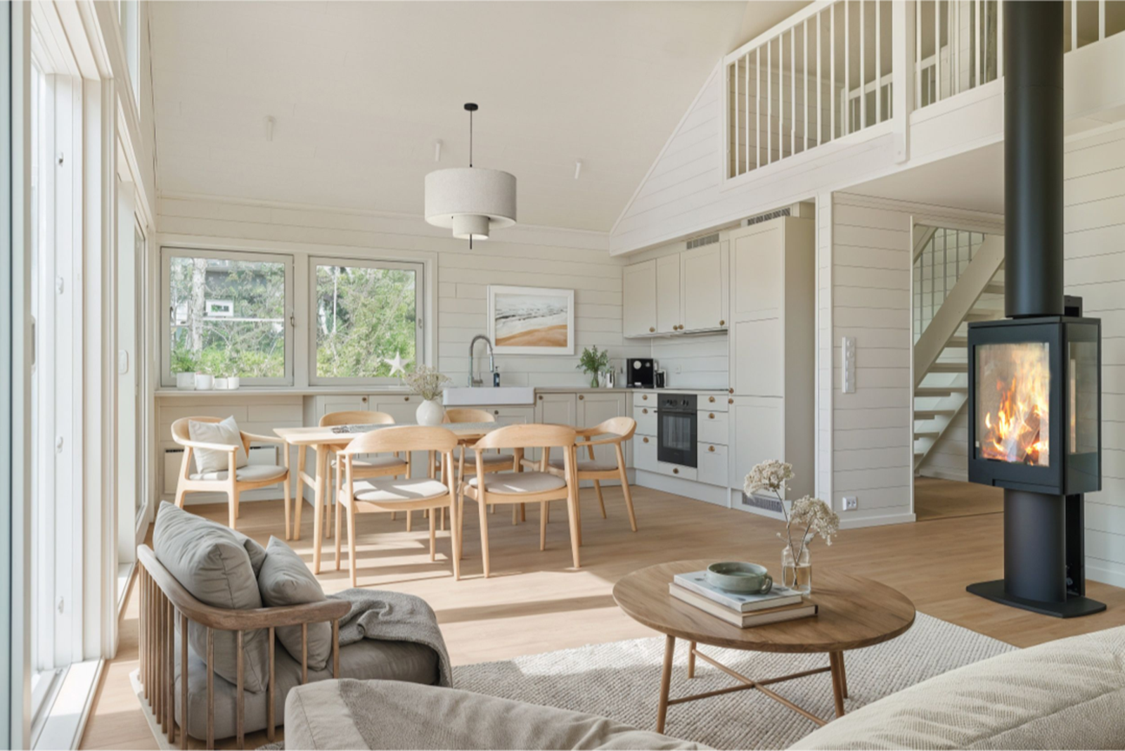 Lyst og lekkert med åpen himling. Kjøkken fra Sigdal. Bildet er digitalt redigert. Hytten selges som den fremstår på visning. Galleribilde