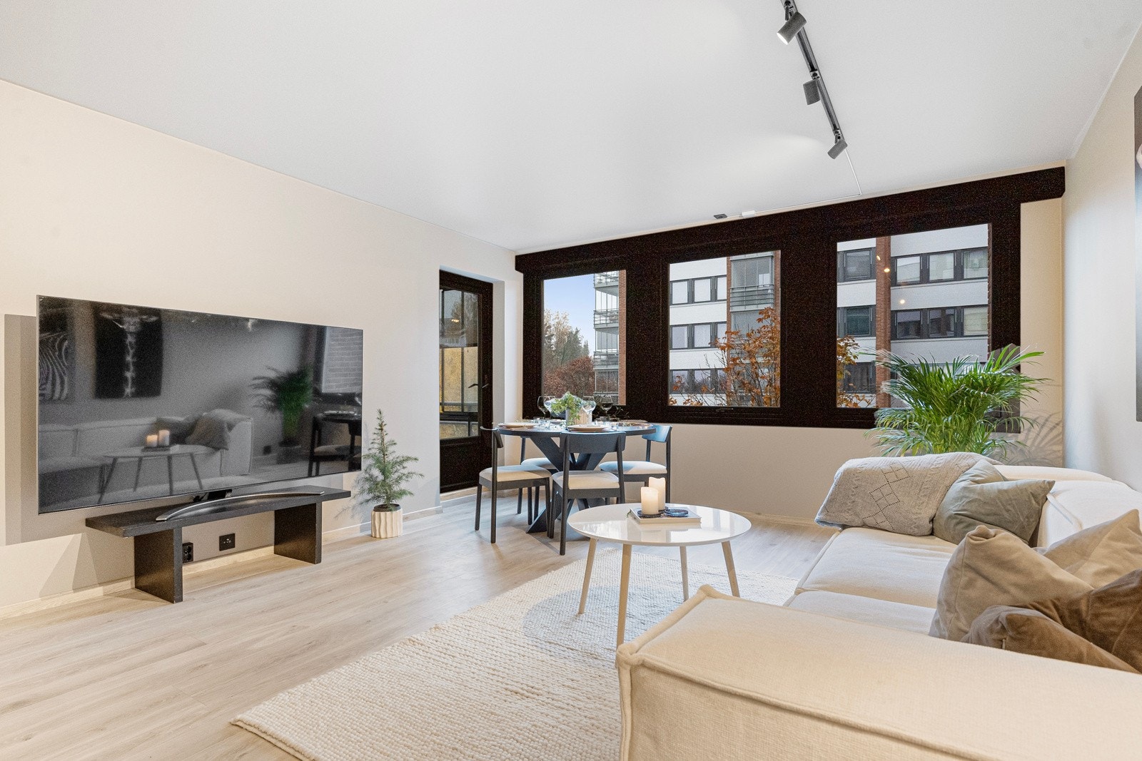 Stue med utgang til innglasset balkong. Galleribilde