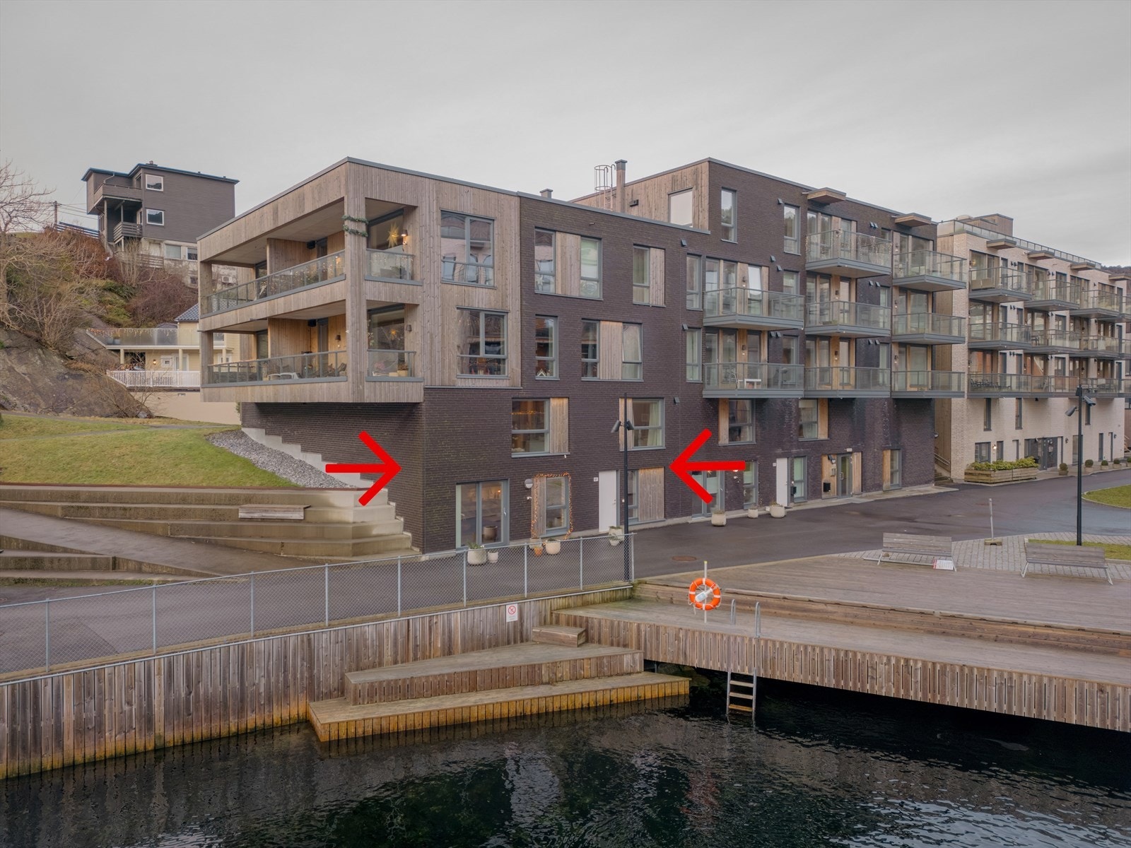 Leiligheten ligger nede på hjørnet - like i sjøkanten! Galleribilde