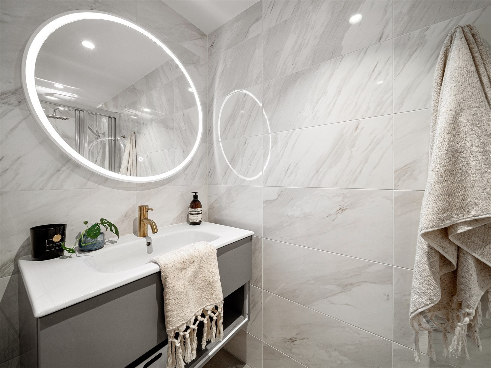 Bl.a. speil med integrert led-belysning, blandebatteri i messing og dusjbatteri med rainshower. Galleribilde