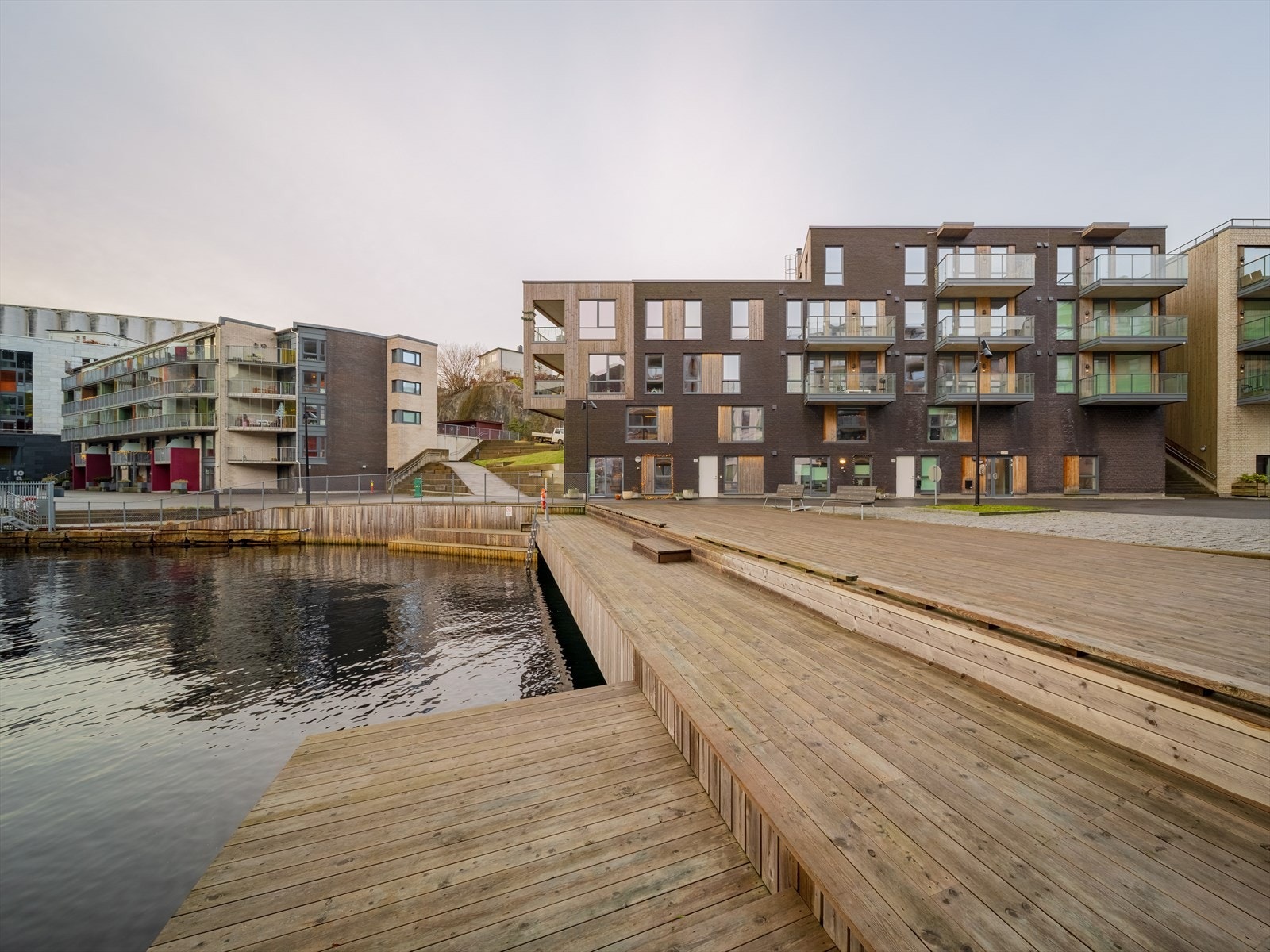 Bo tett på sjø i nydelige omgivelser med promenader, badebrygger m.m. Galleribilde