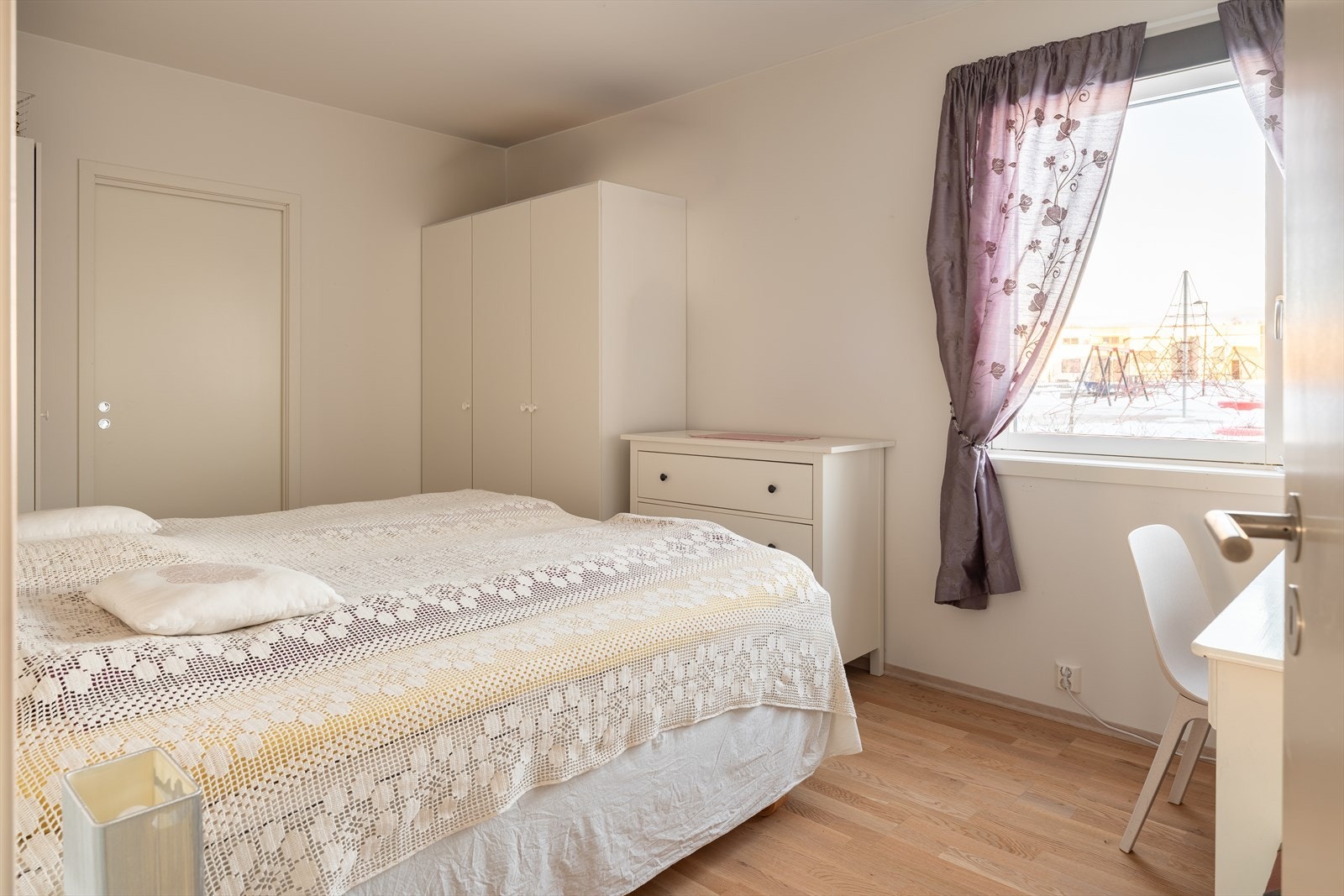 Hovedsoverommet er på hele 14m² og har adkomst til bod på 4,5m² som kan innredes som walk-in closet. Galleribilde