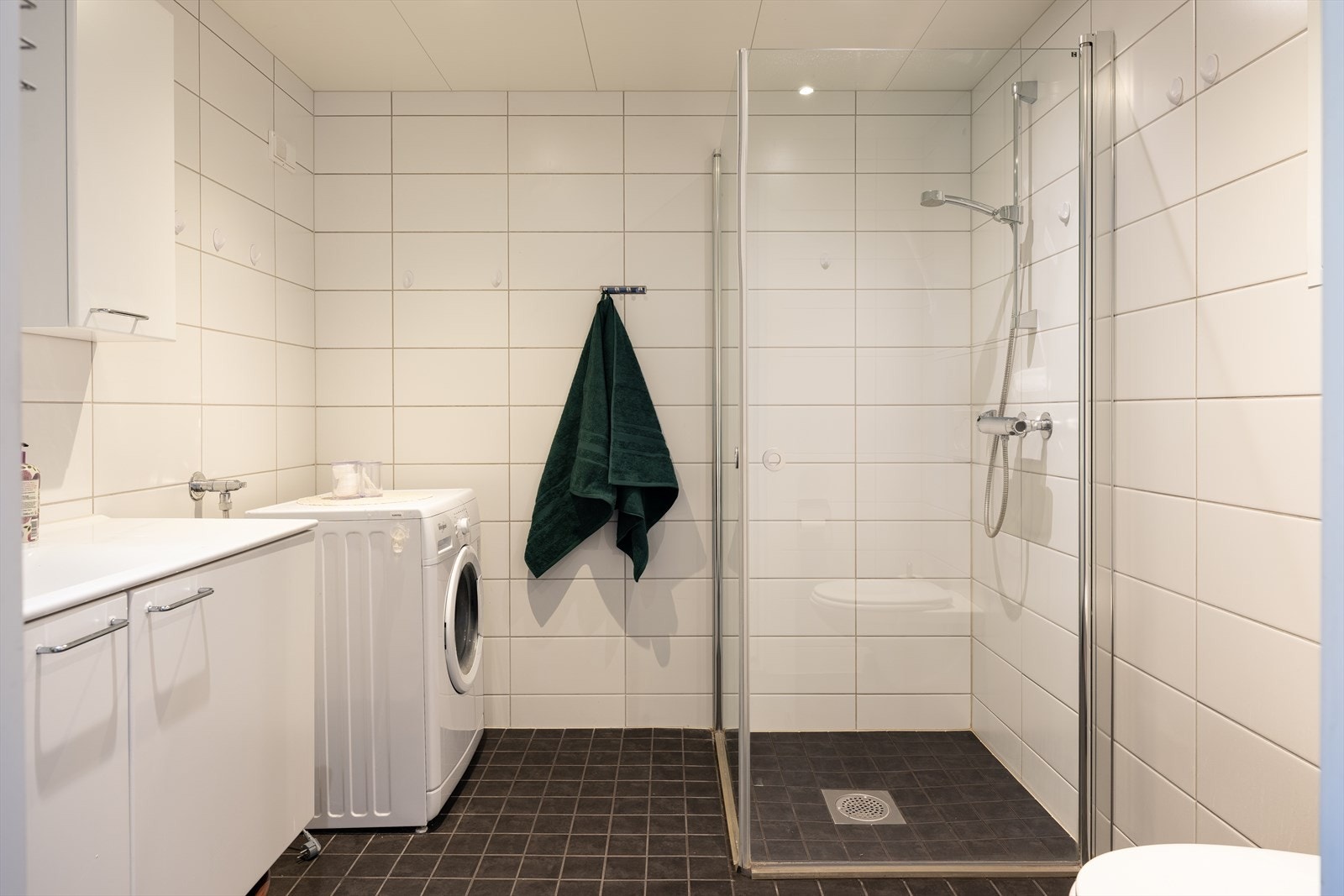Flislagt og moderne bad med behagelig gulvvarme og opplegg til vaskemaskin. Galleribilde