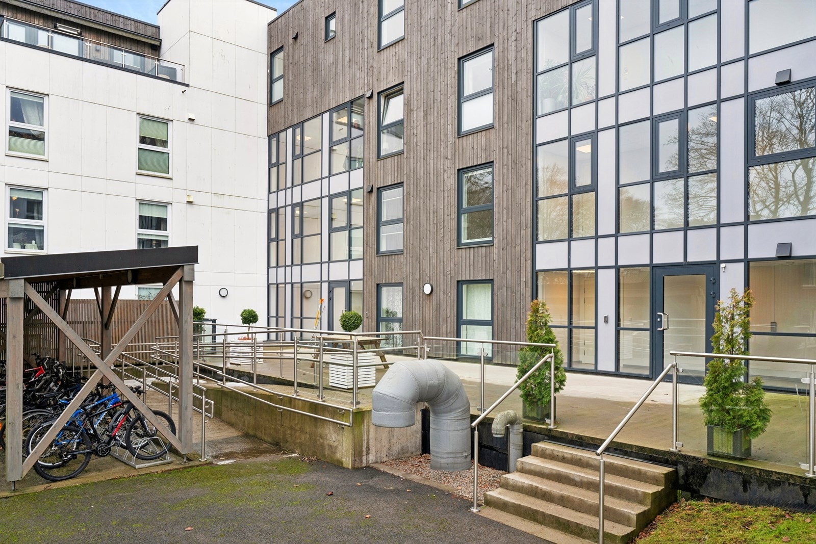 Bygget har heis og felles sykkelparkering under tak. Galleribilde