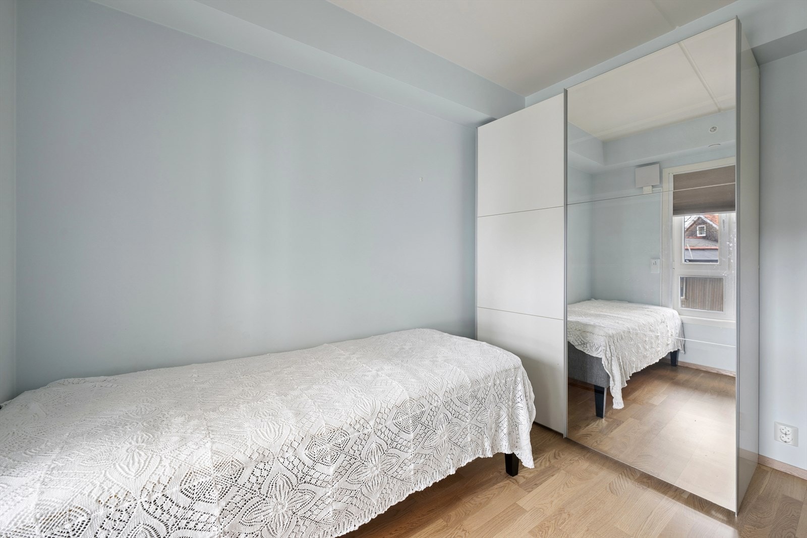 Soverommet er romslig med god plass for oppbevaringsmuligheter og plass til stor seng om ønskelig Galleribilde