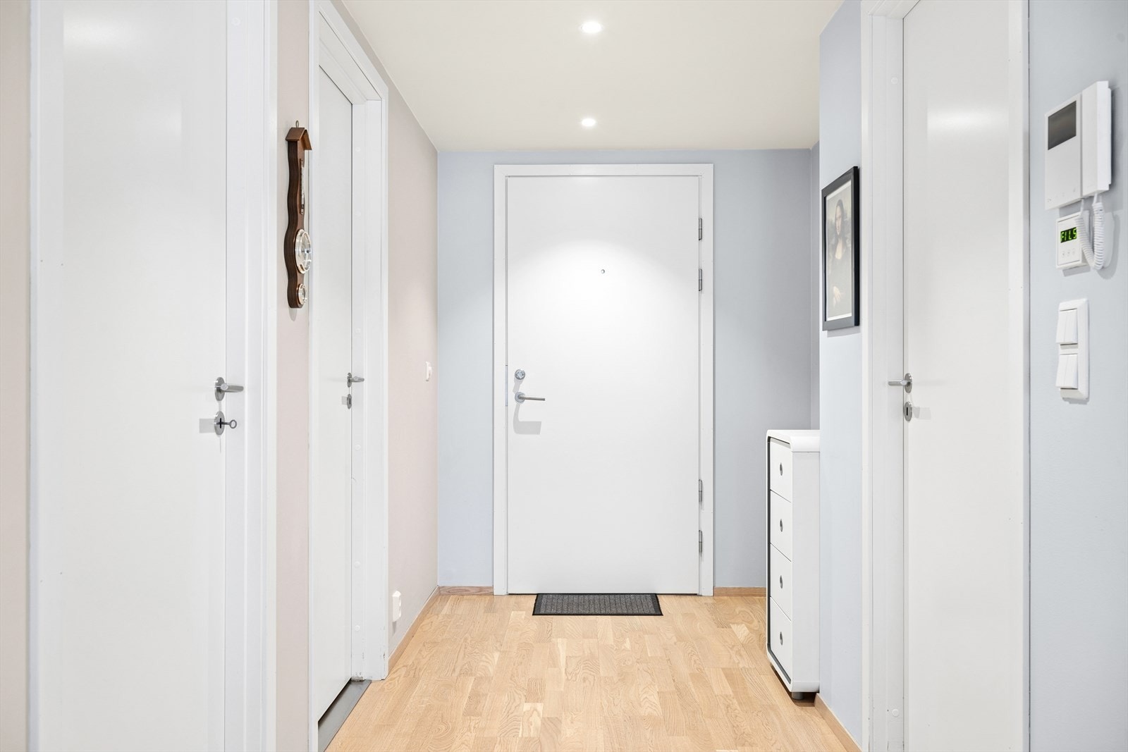Entréen gir et godt førsteinntrykk med parkett på gulv og downlights i taket. Dørtelefon med portåpner er installert. Galleribilde