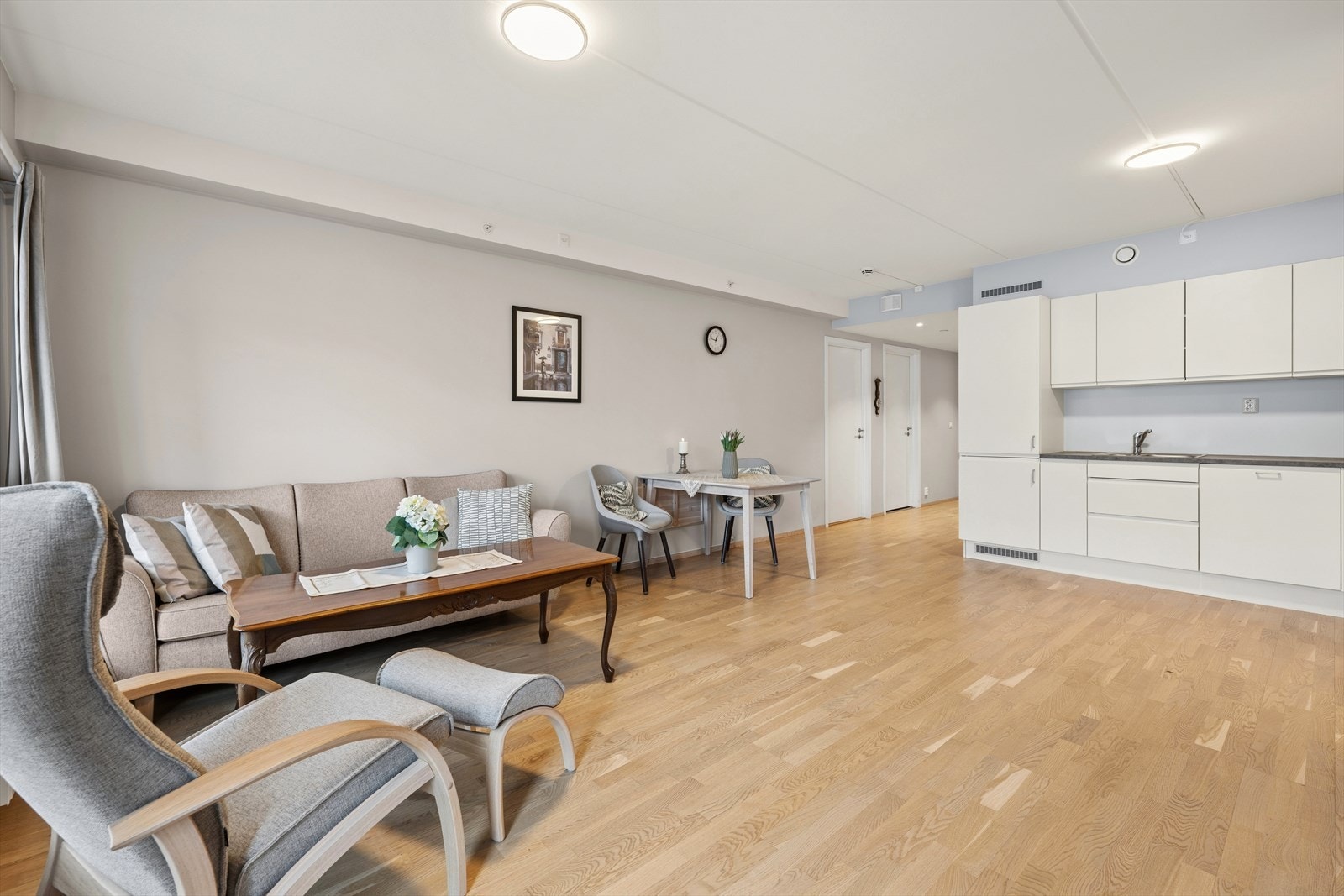 Kjøkkenet ligger i en åpen og sosial løsning mot spisesonen, noe som skaper god flyt mellom matlaging og måltider. Galleribilde