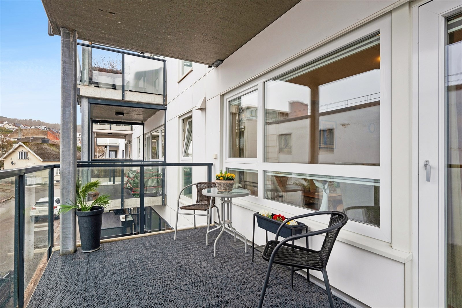 Balkongen har god plass til en sittegruppe for å nyte utelivet. Galleribilde