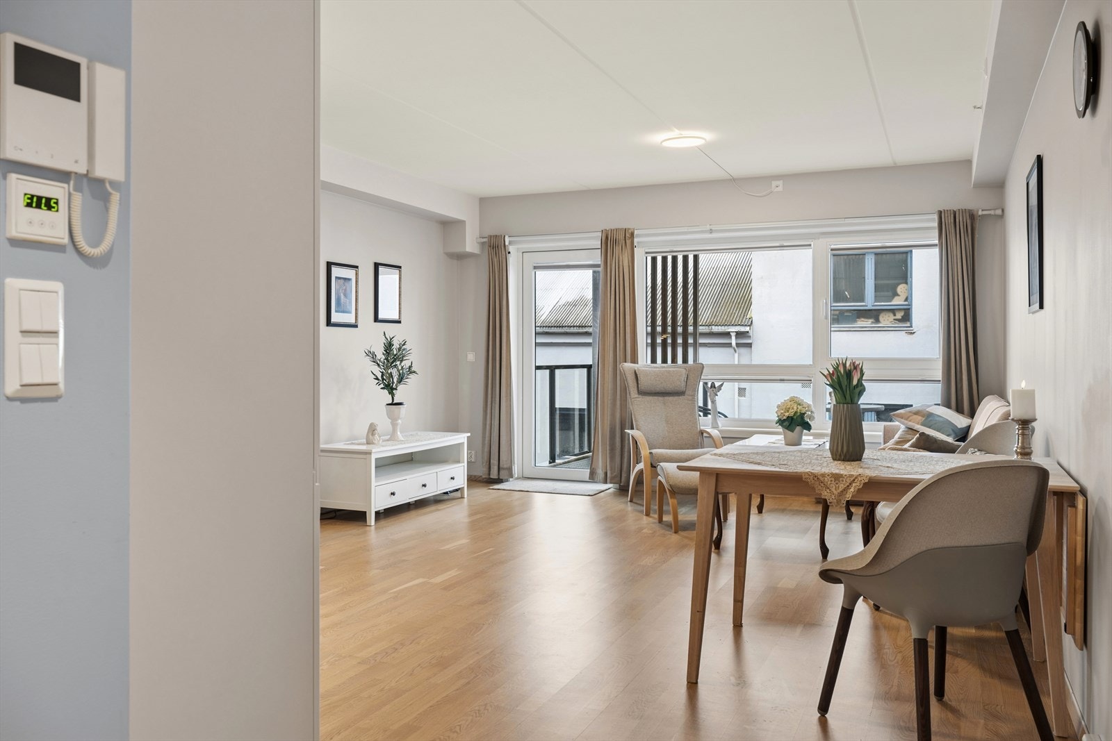 Leiligheten er har pent parkettgulv og glatte vegger, noe som gir et moderne og helhetlig uttrykk. Galleribilde