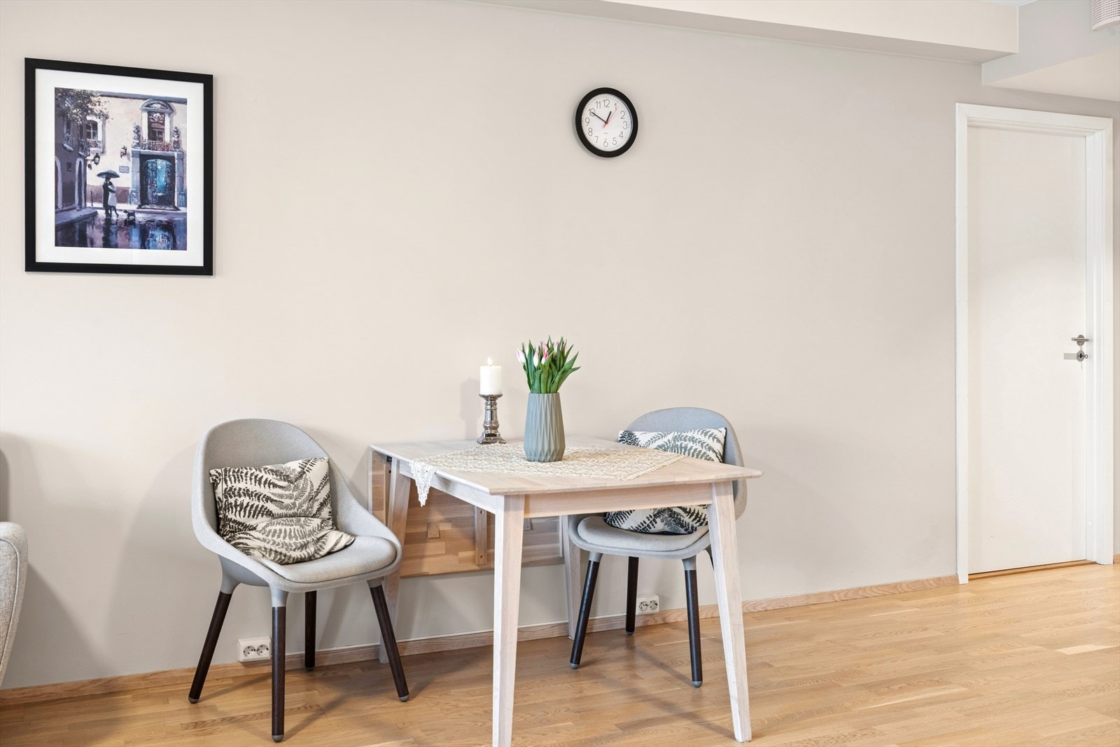 Hyggelig spiseområde i kjøkkensonen. Galleribilde