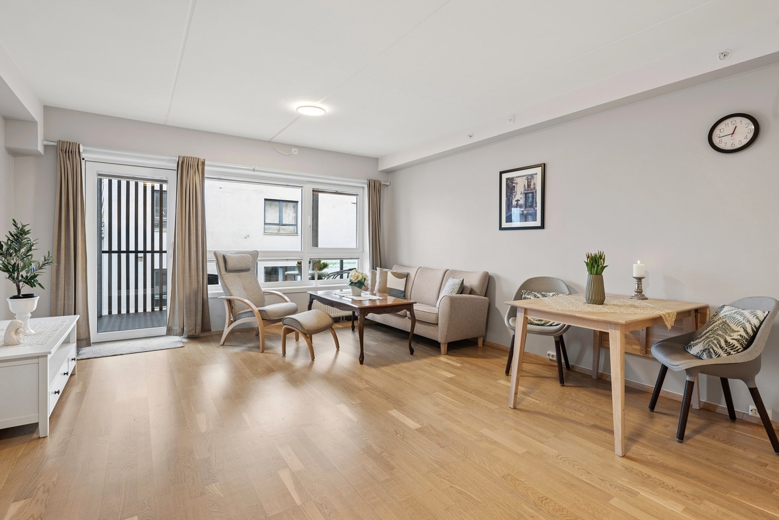 Robin Antonsen v/DNB Eiendom presenterer Storgata 1B i Karolines Hage! Galleribilde