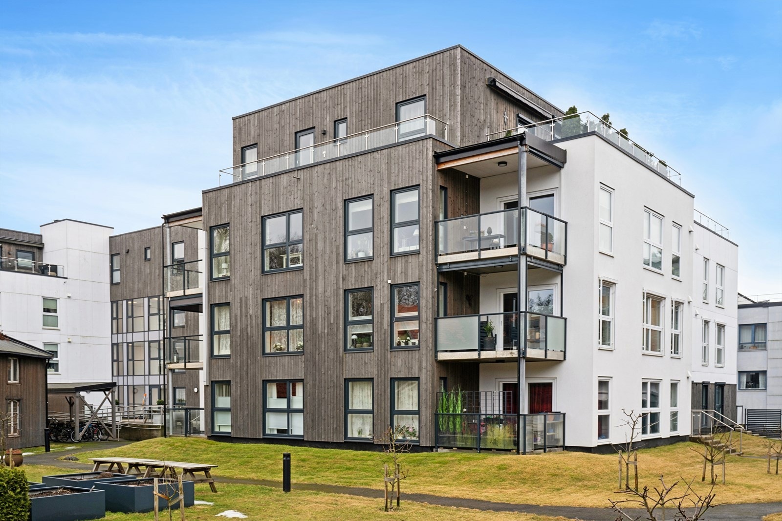 Leiligheten ligger i Karolines Hage Borettslag, et veldrevet borettslag med pene fellesarealer. Galleribilde