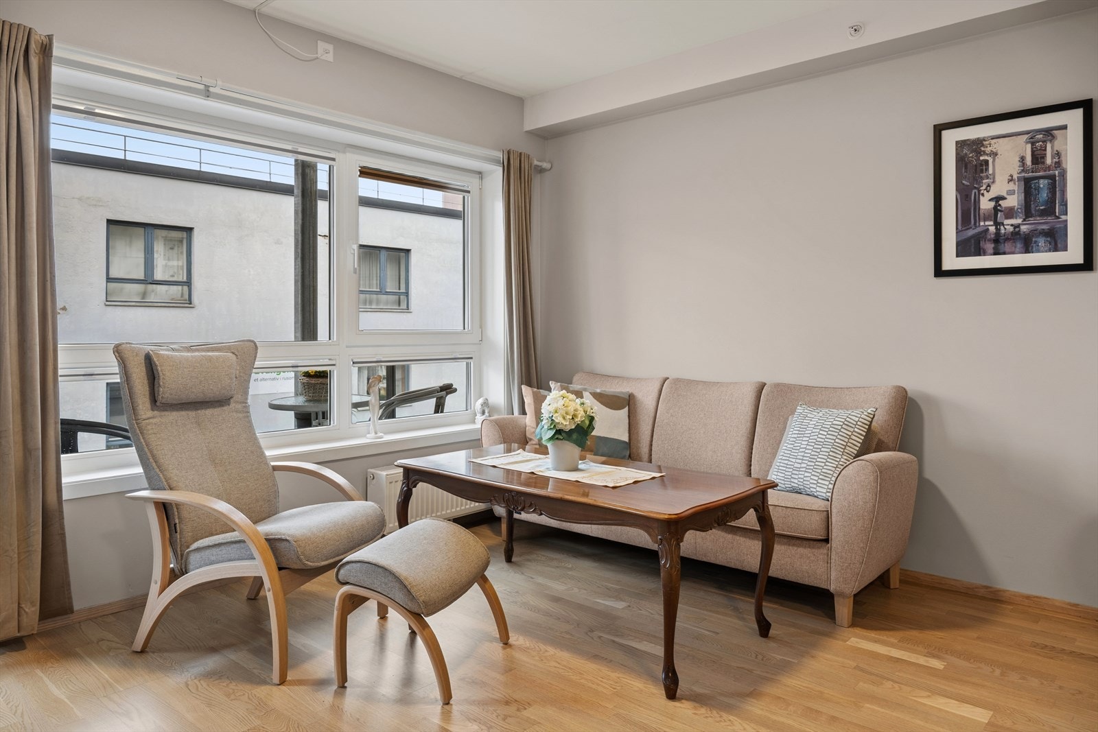 Stuen er romslig og har direkte utgang til en balkong. Galleribilde