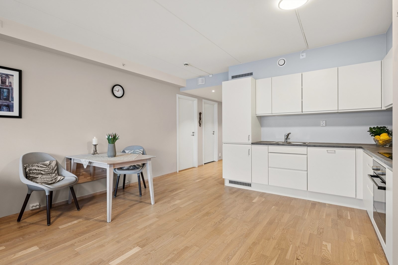 Det er god plass til en hyggelig spiseplass i tilknytning til kjøkkenet. Galleribilde