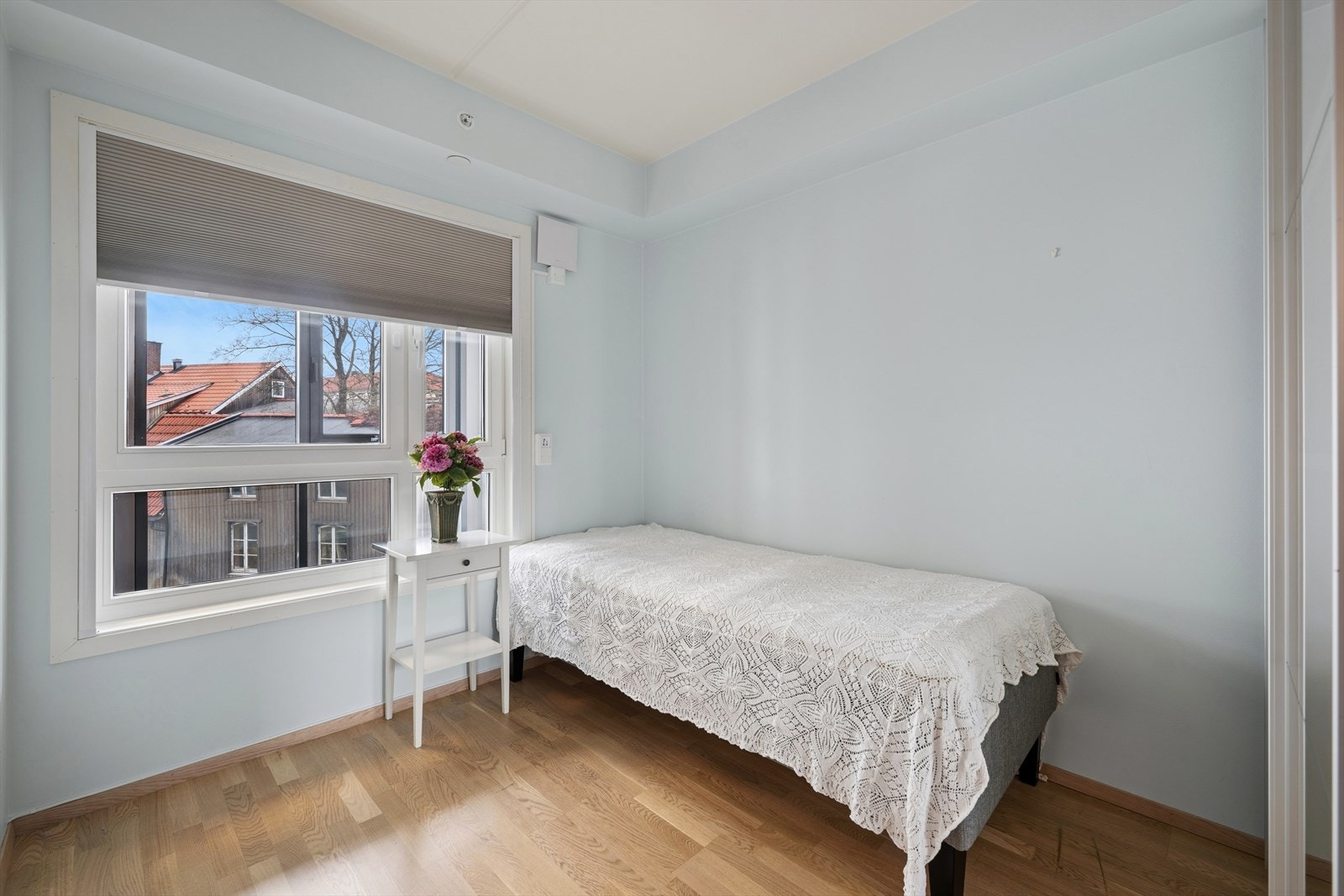 Leiligheten byr på et koselig soverom. Galleribilde