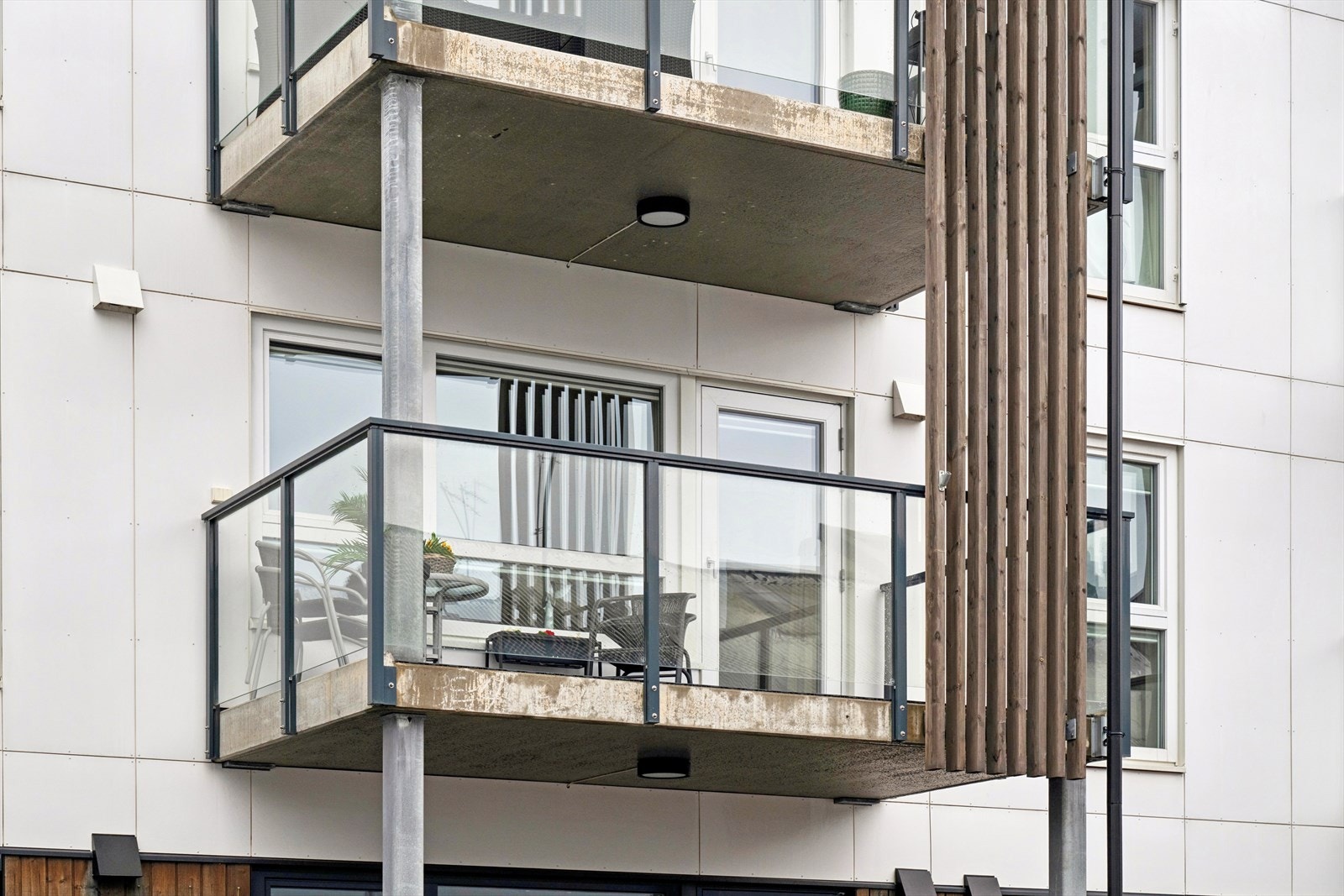 Balkongene er utført i betong og stål med rekkverk i glass, som gir et moderne uttrykk. Galleribilde