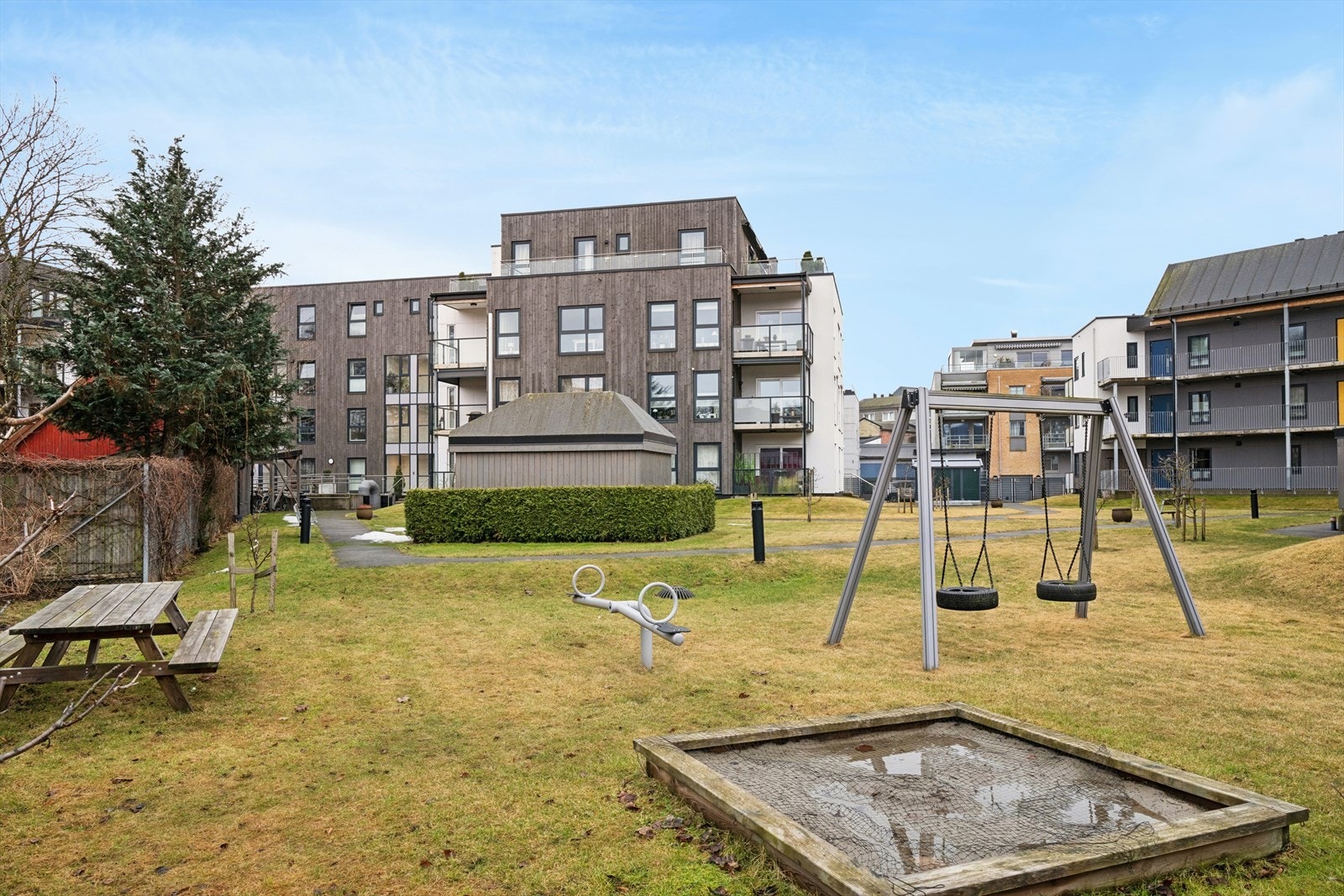 Borettslagets tomt er pent opparbeidet med grøntområder og asfalterte internveier og parkeringsområder. Galleribilde