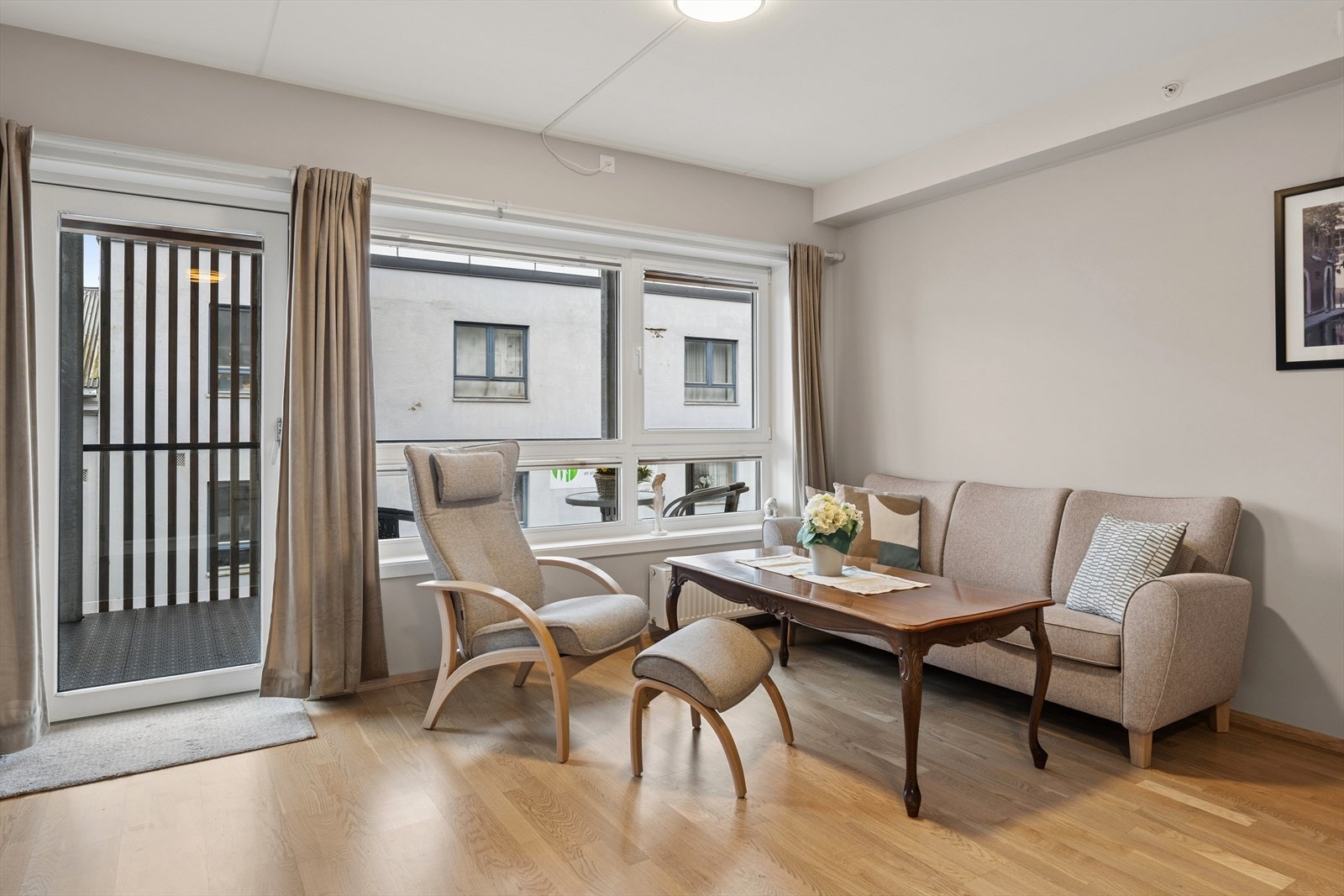 Planløsningen byr på lyse og sosiale oppholdsrom som er enkle å møblere. Galleribilde