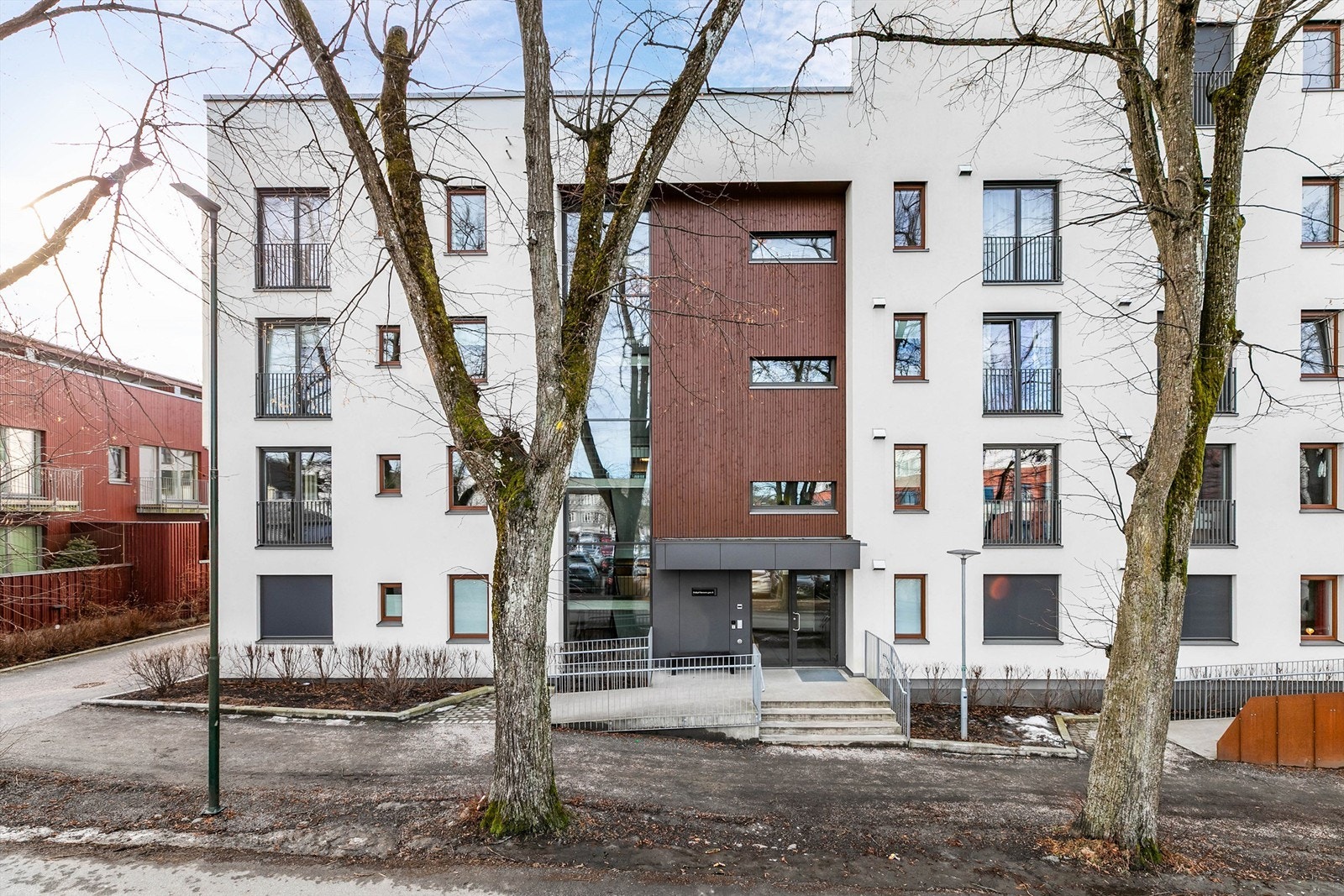 Hovedinngangen er tilrettelagt for trinnfri adkomst og har calling-anlegg med kamera som betjenes fra leilighetens entré. Galleribilde