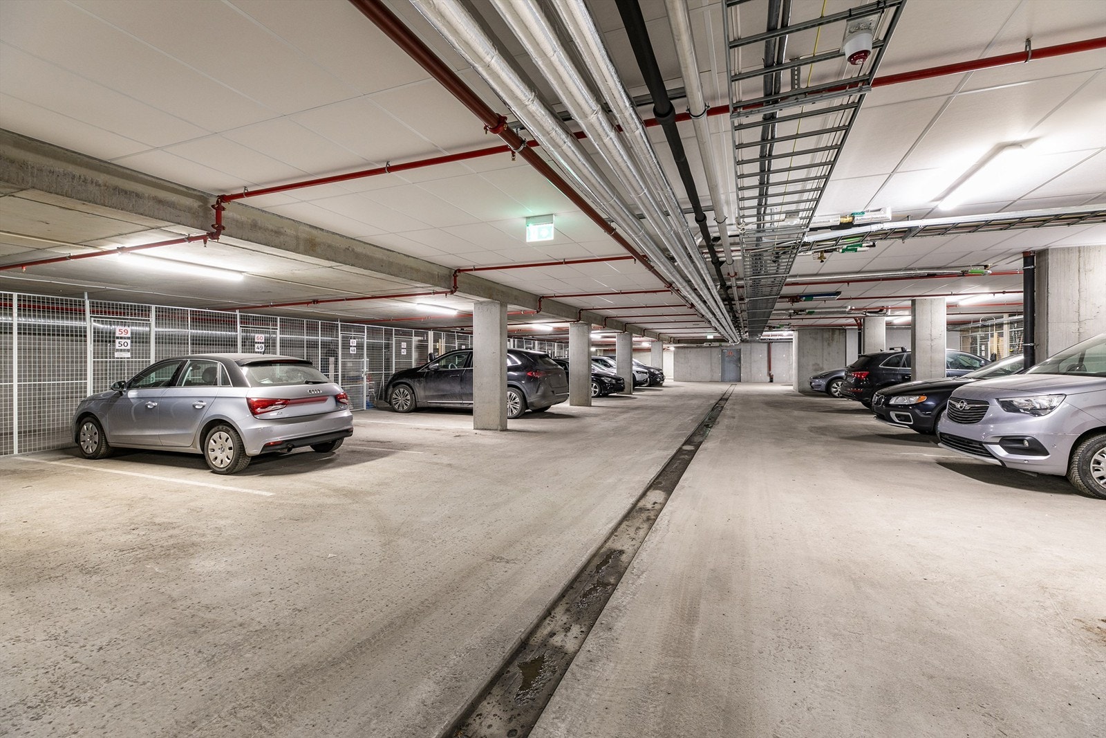 Leiligheten har bruksrett til en garasjeplass i felles garasjekjeller. Galleribilde
