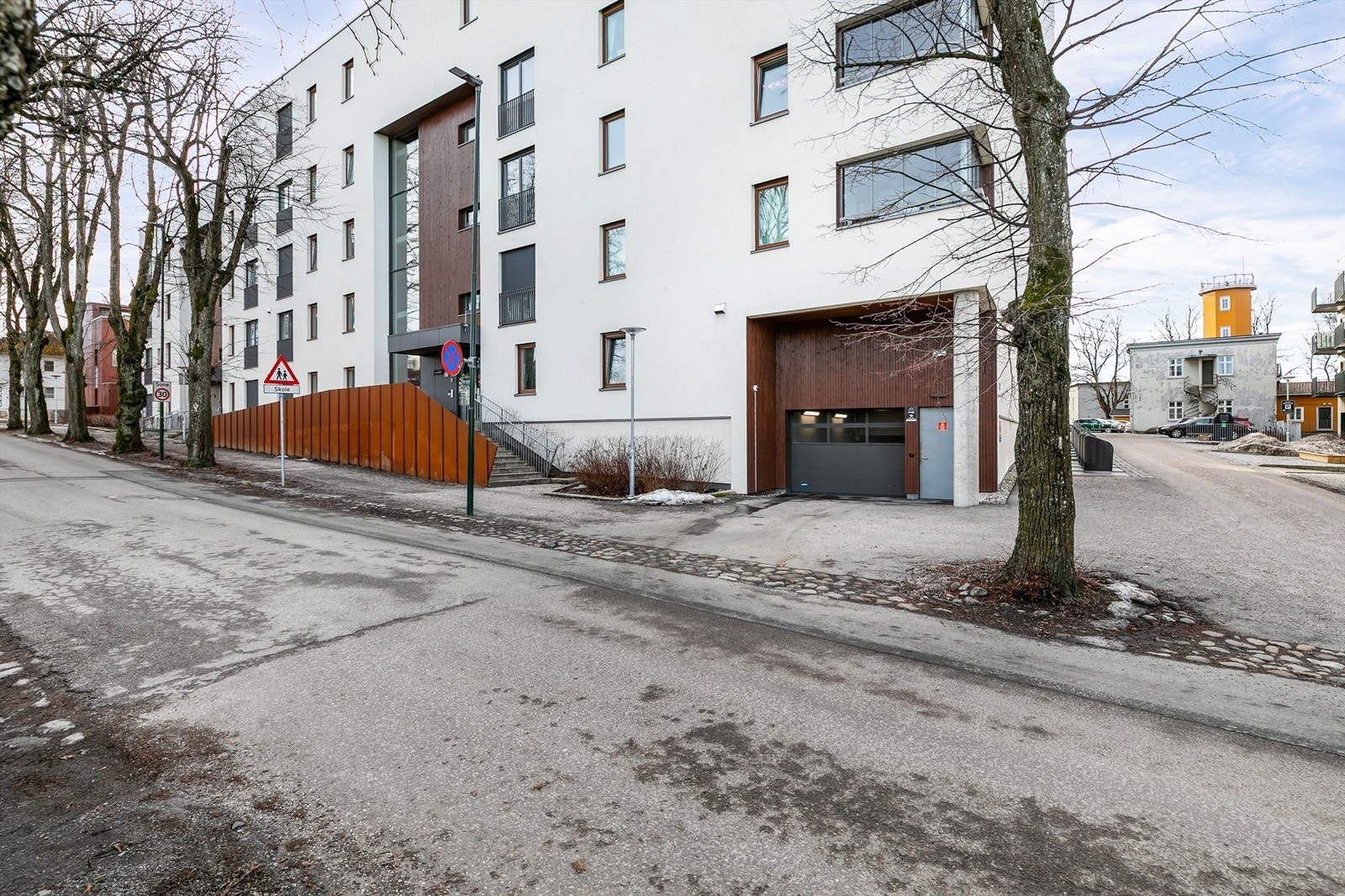 Garasjeanlegget har enkel inn- og utkjøring. Galleribilde