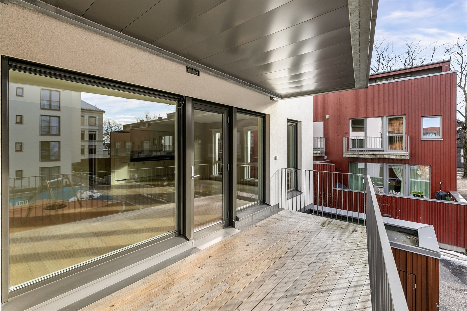 I årets varme måneder er det sol på balkongen allerede fra midt på dagen og videre mot kveld. Galleribilde