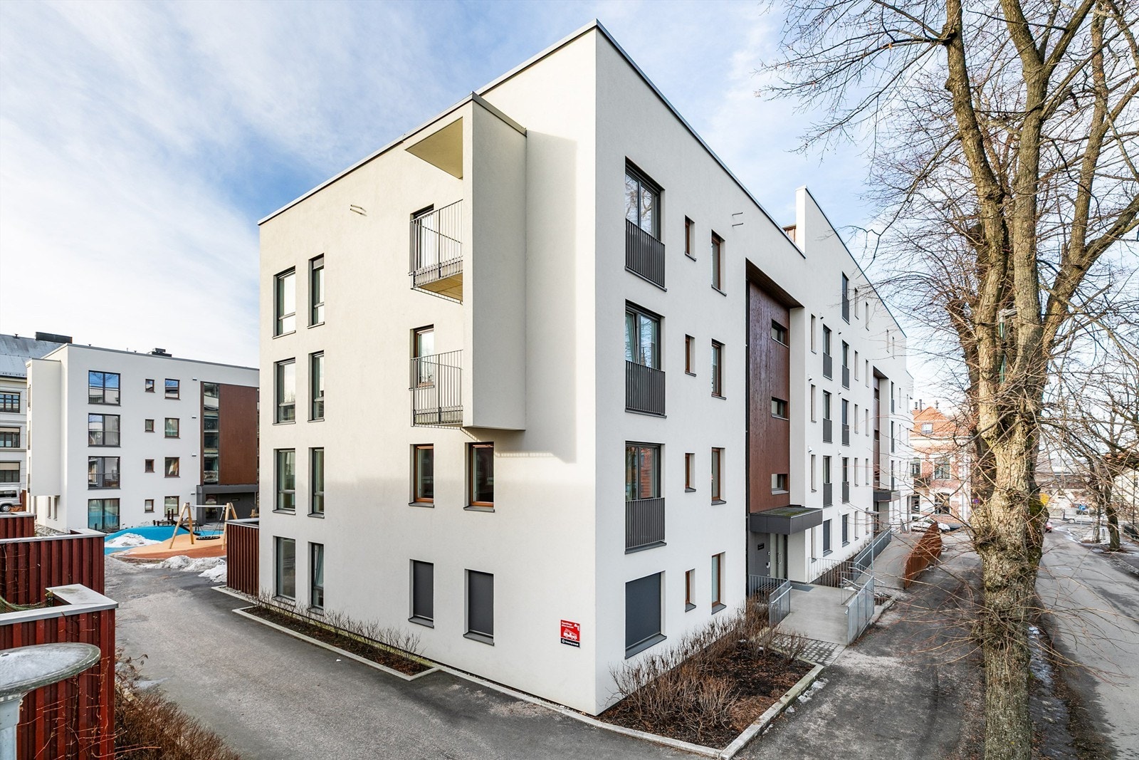 Leiligheten er gjennomgående og tilbaketrukket i sørsiden av andre etasje. Galleribilde