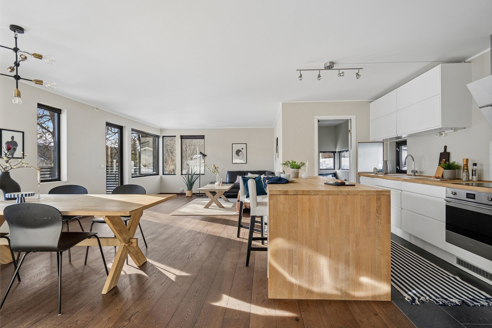 Kirkegårdsvegen 35C presenteres av Kristian Ytreberg-Eide v/DNB Eiendom. Galleribilde