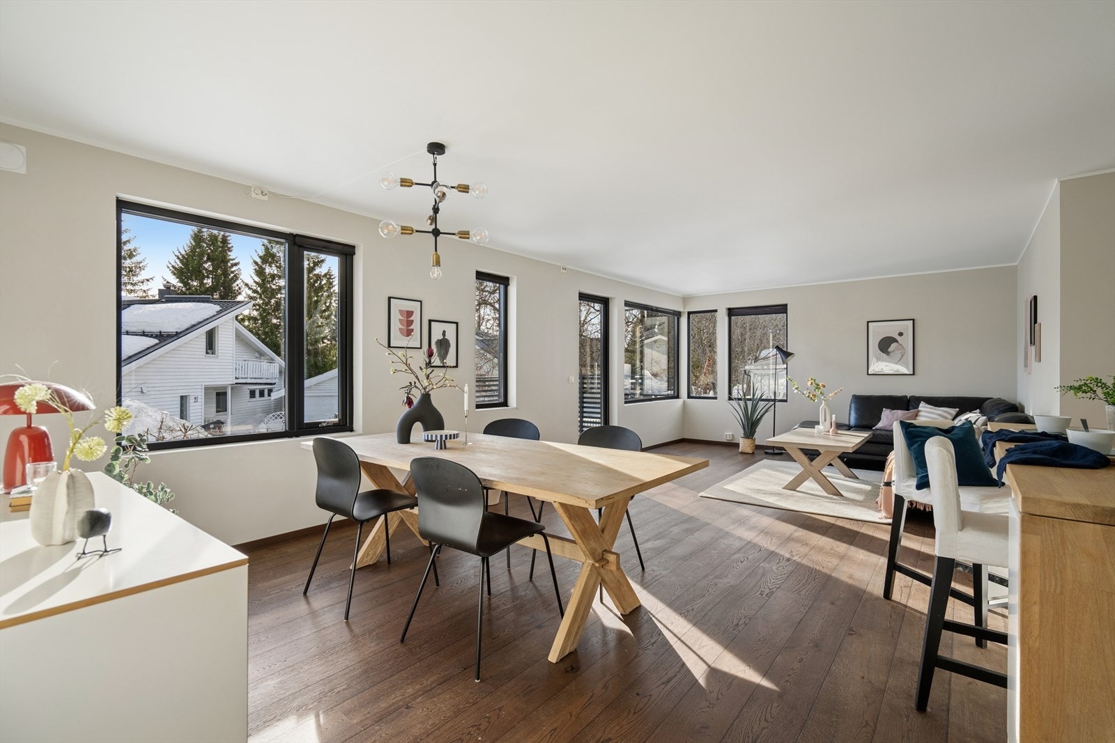 Den åpne stue- og kjøkkenløsningen i hovedleiligheten danner et naturlig samlingspunkt. Galleribilde