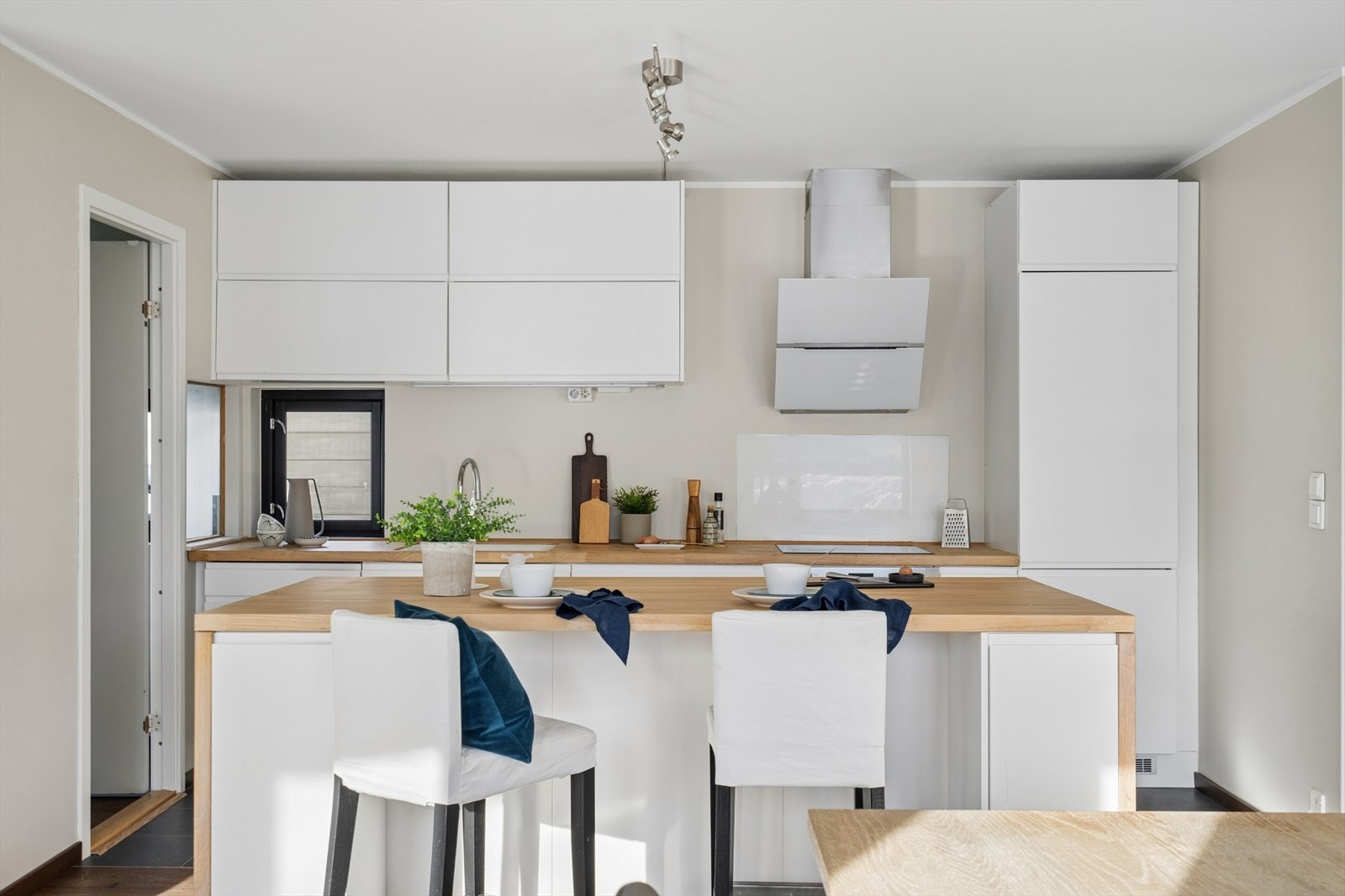 Innredningen har en lys og tidløs utførelse. Galleribilde