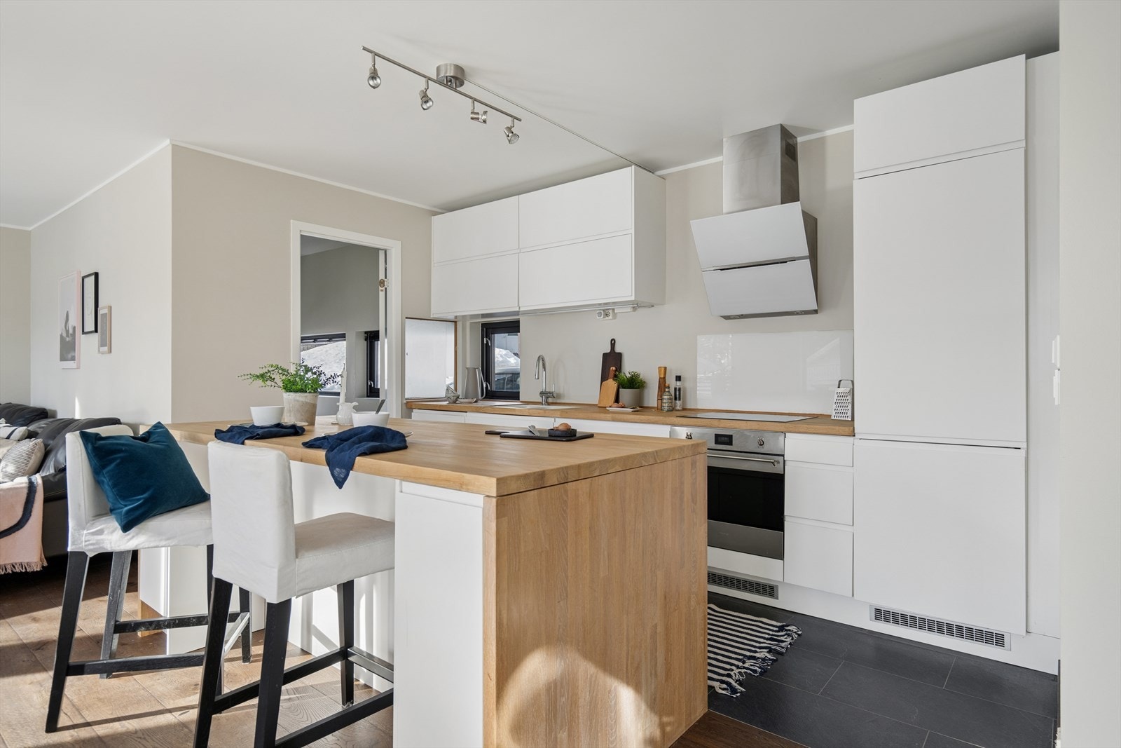 Kjøkkenøya gir ekstra arbeidsflate og en uformell spiseplass. Galleribilde