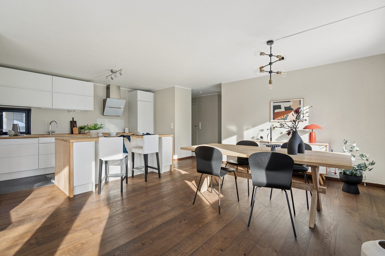 Det er i leiligheten etablert en varmepumpe som bidrar til et behagelig inneklima. Galleribilde