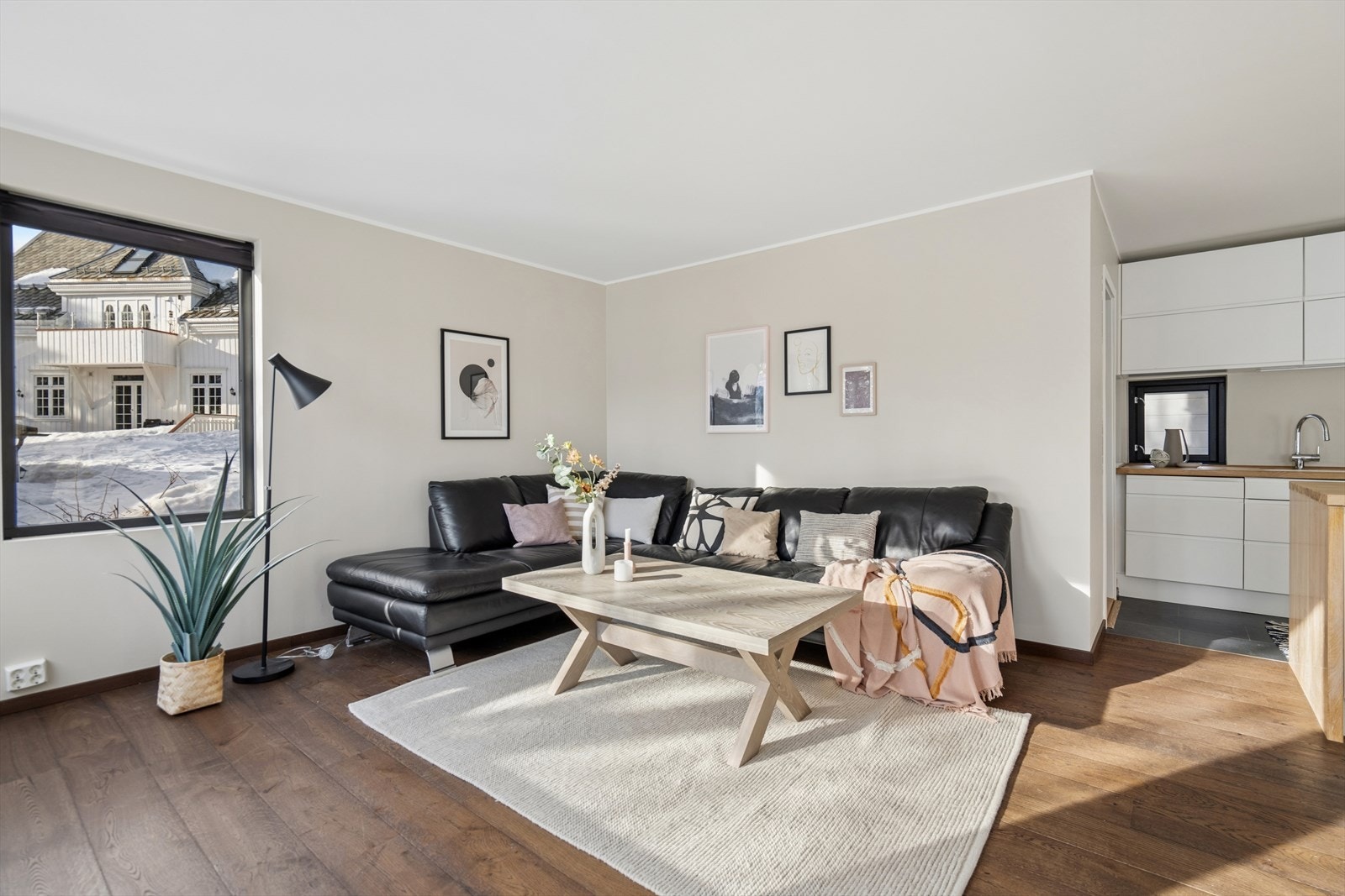 Stuen er enkel å møblere med god plass til både sofa- og spisegruppe. Galleribilde