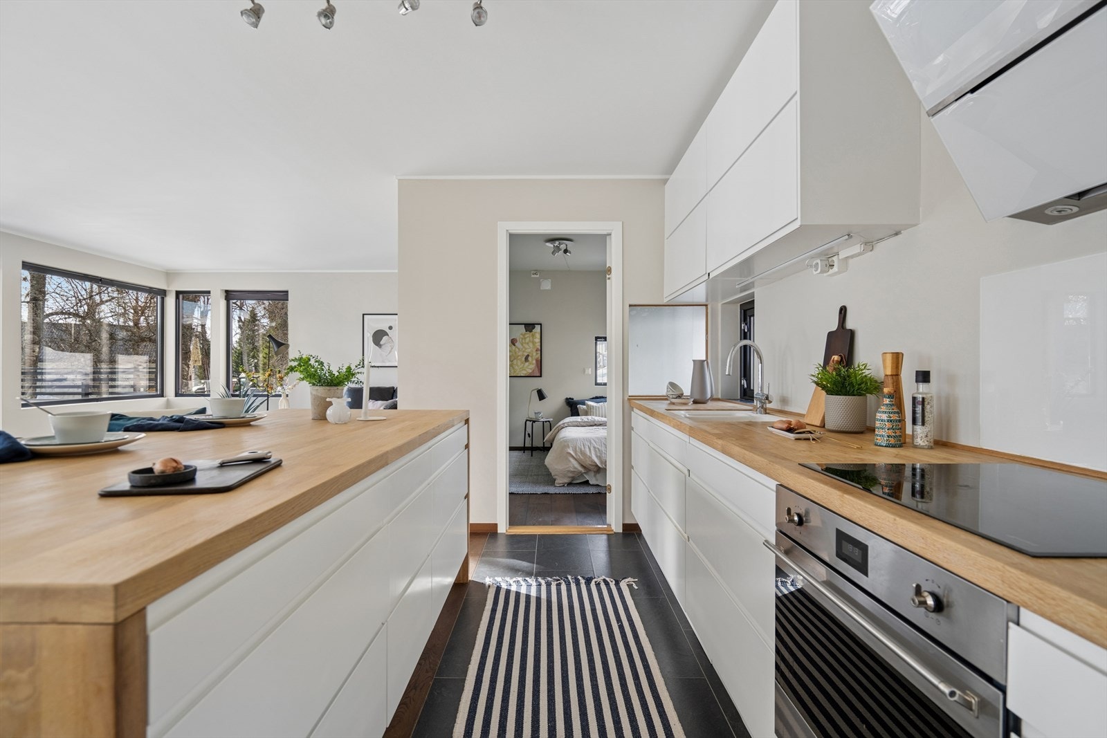 Integrerte hvitevarer inkluderer kombiskap, oppvaskmaskin, platetopp, stekeovn og ventilator. Galleribilde