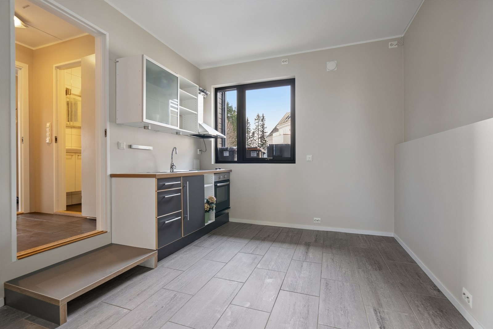 Hybel består av gang, bad, stue/kjøkken og tilleggsdel (bod) innredet som soverom - ikke bruksendret eller godkjent som rom for varig opphold. Se punkt "Ferdigattest". Galleribilde