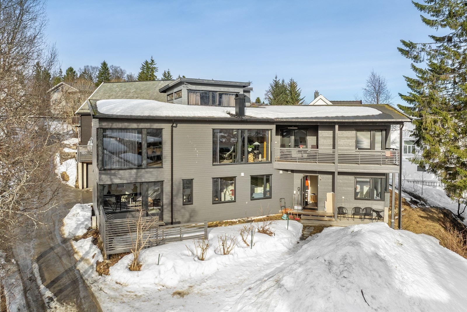 Kirkegårdsvegen 35C har en flott beliggenhet i et veletablert og attraktivt boligområde på Bekkevoll/Sommerlyst. Galleribilde