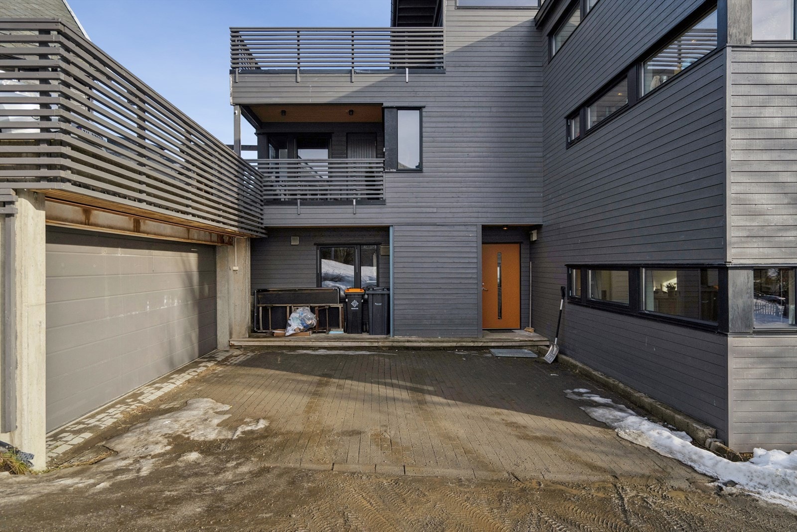 Det er parkeringsmuligheter på den felles opparbeidede eiendommen rett utenfor hovedinngangen. Galleribilde