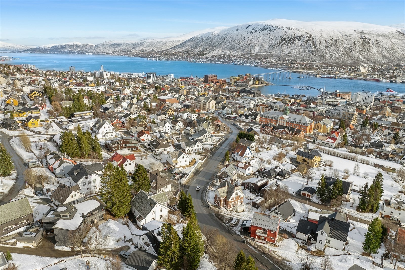 Fra eiendommen er det nærhet til natur og skiløyper, samtidig som byens fasiliteter er lett tilgjengelige. Galleribilde