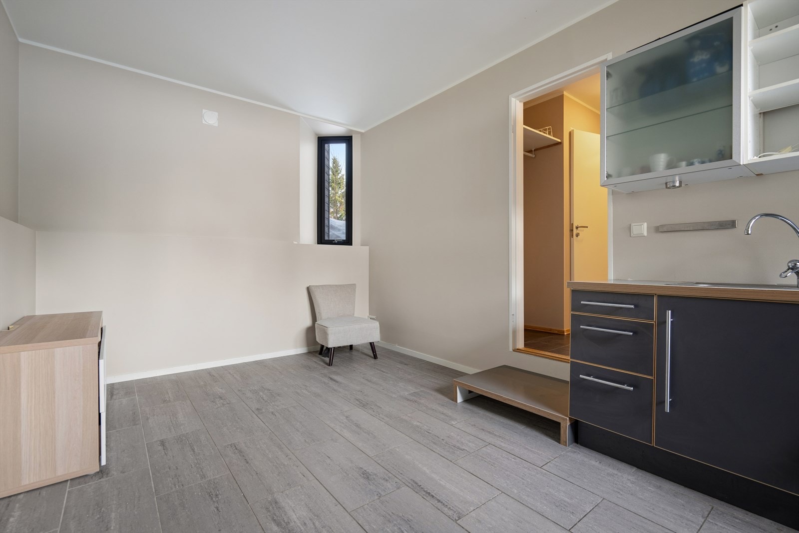 Det er i stue-/kjøkkendelen i hybelen fliselagt gulv med elektriske varmekabler. Galleribilde