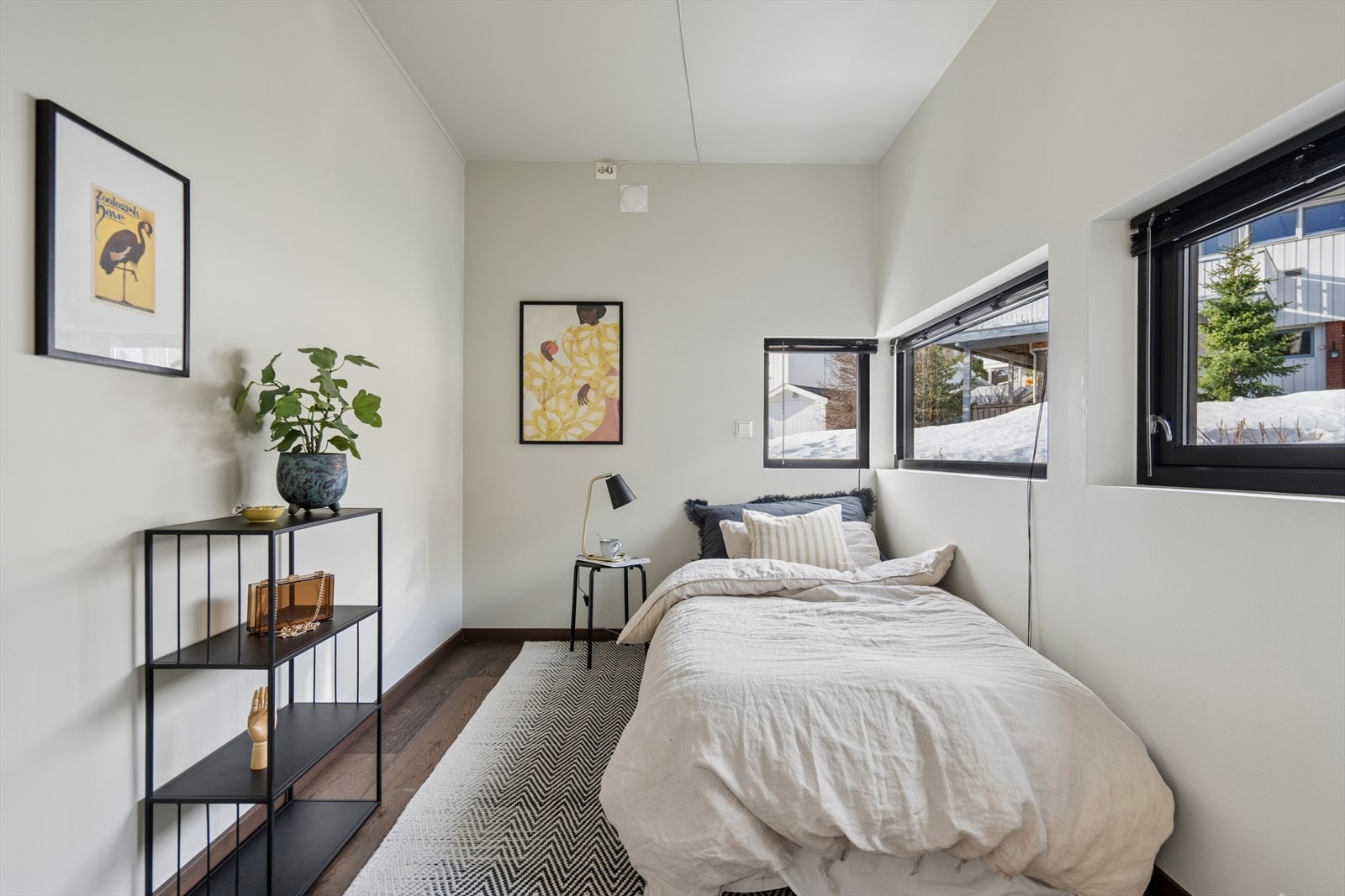 Soverom nr. 2 har mulighet til innredning med både seng og skrivebord. Galleribilde