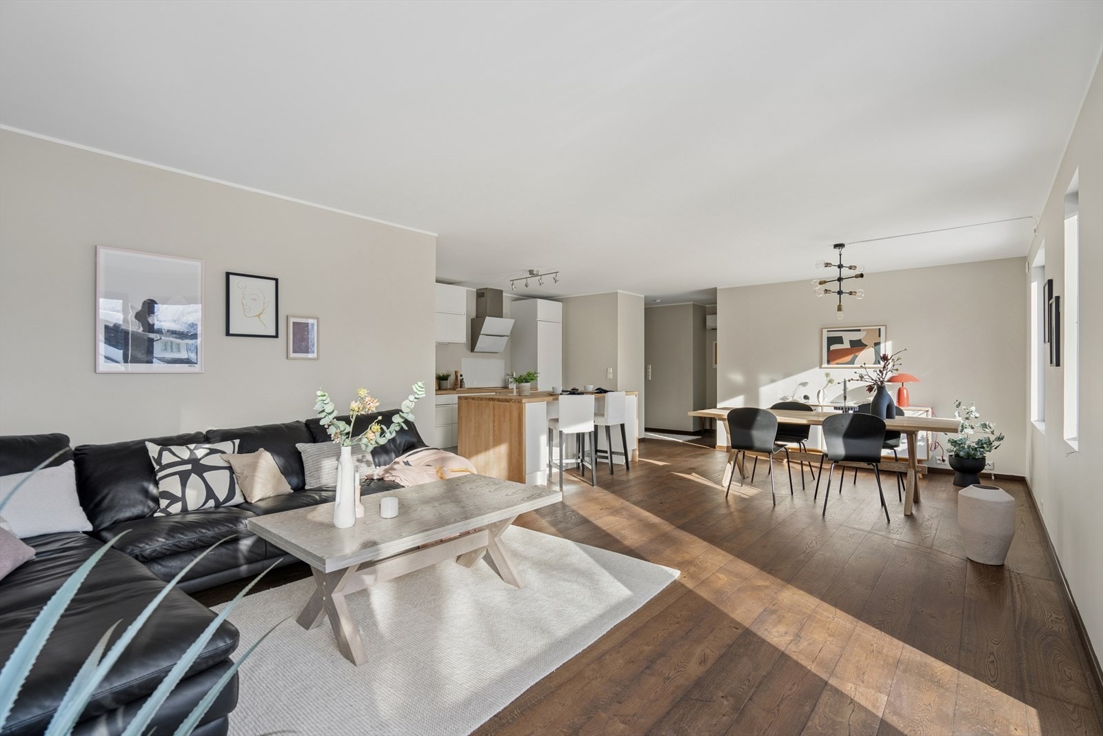 Et romslig og lyst oppholdsrom med god plass. Galleribilde