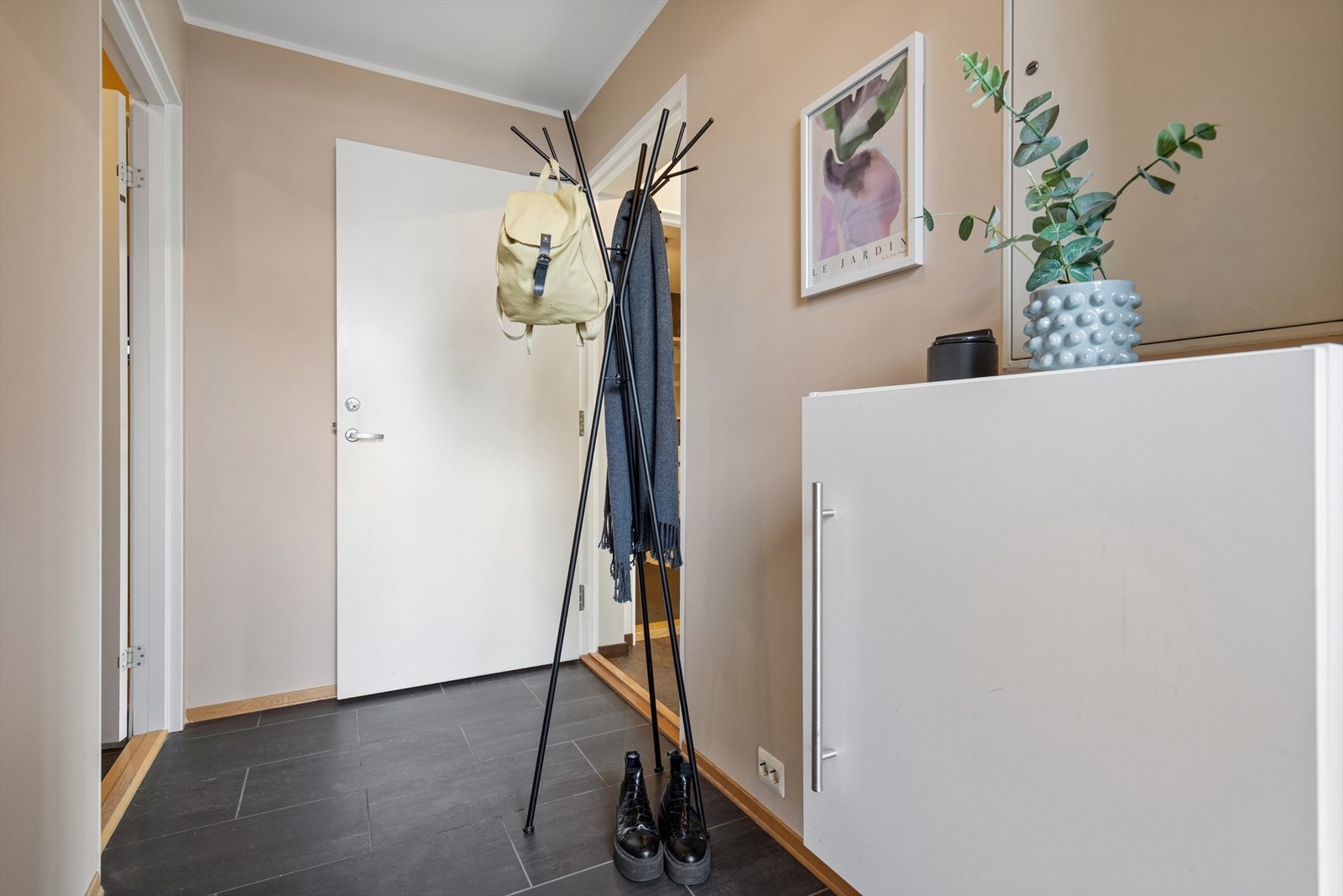 Når du trer inn i boligen, møtes du av en felles entré som deles mellom leiligheten og hybelen. Galleribilde