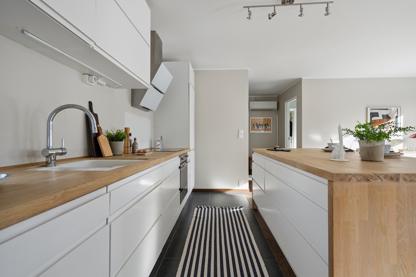 Kjøkkenet har folierte skrog, slette fronter og heltre benkeplate. Galleribilde