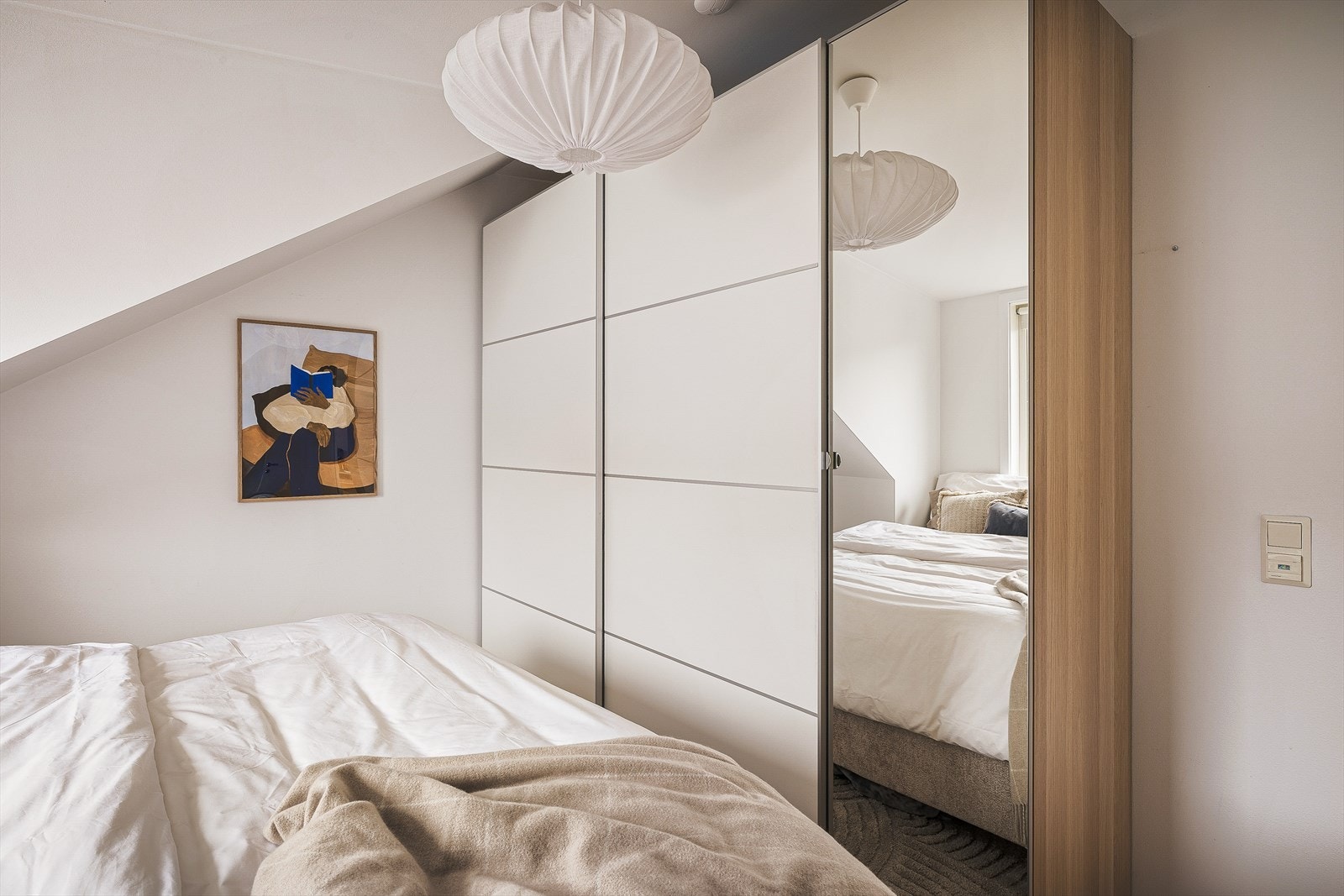 Soverommet har plass til dobbeltseng, nattbord og skyvedørsgarderobe. Galleribilde