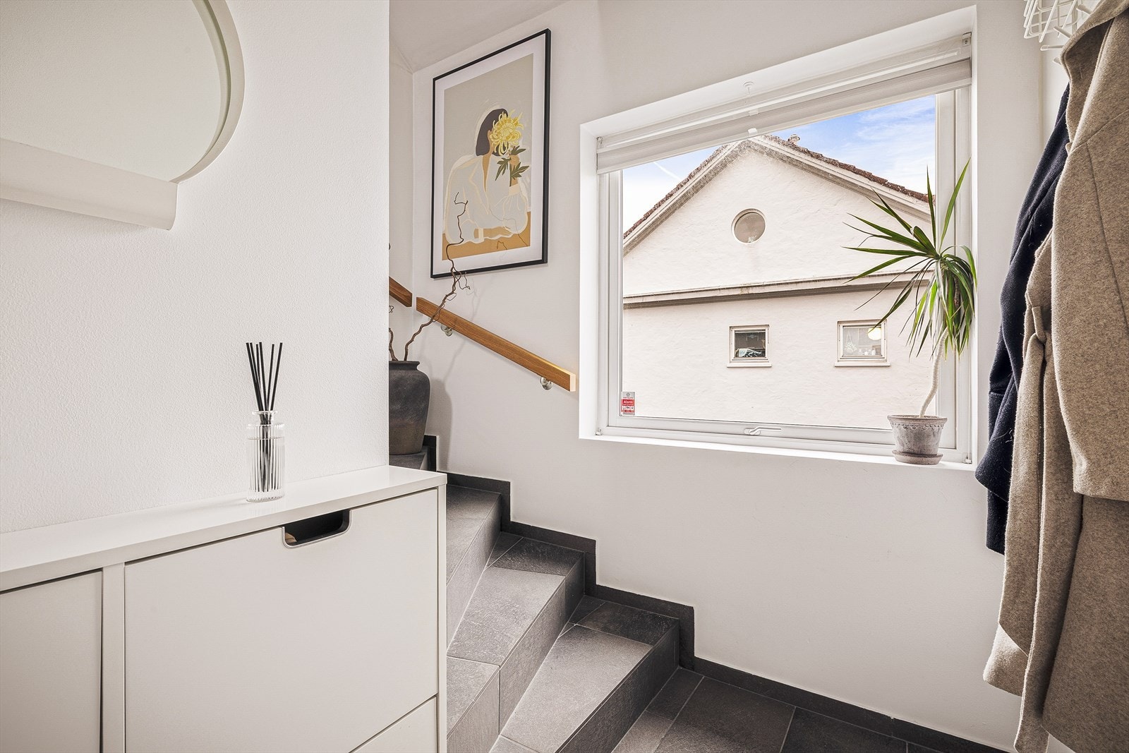 Entré har plass til oppheng til yttertøy og et praktisk skoskap. Trappen leder deg videre opp til leilighetens 2.etasje. Galleribilde